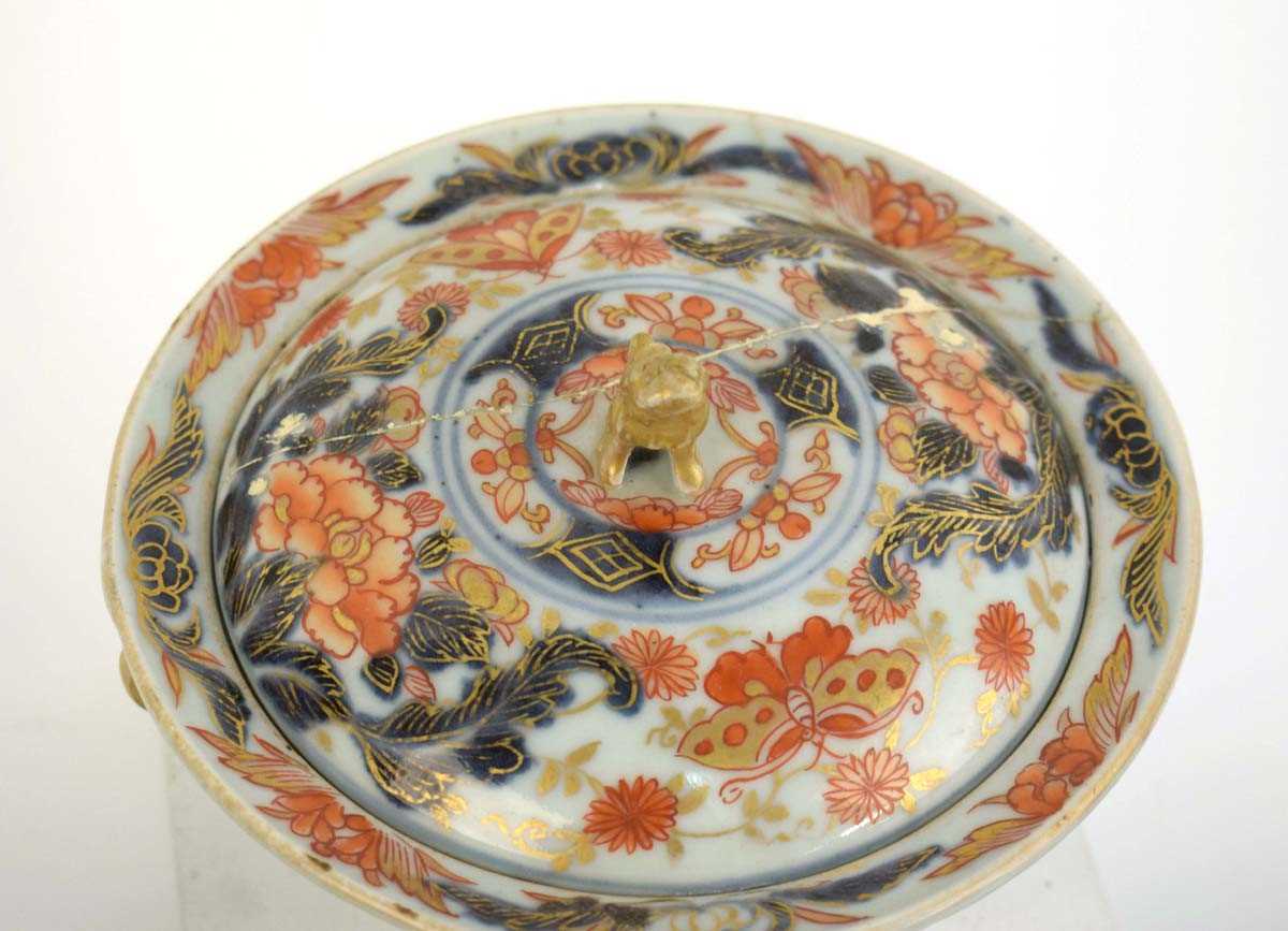 A Chinese caddy of elongate hexagonal form, decorated in the Imari palette with stylised foliate - Bild 4 aus 4