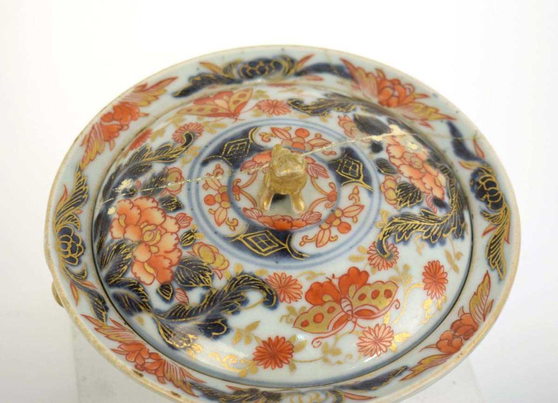 A Chinese caddy of elongate hexagonal form, decorated in the Imari palette with stylised foliate - Image 4 of 4