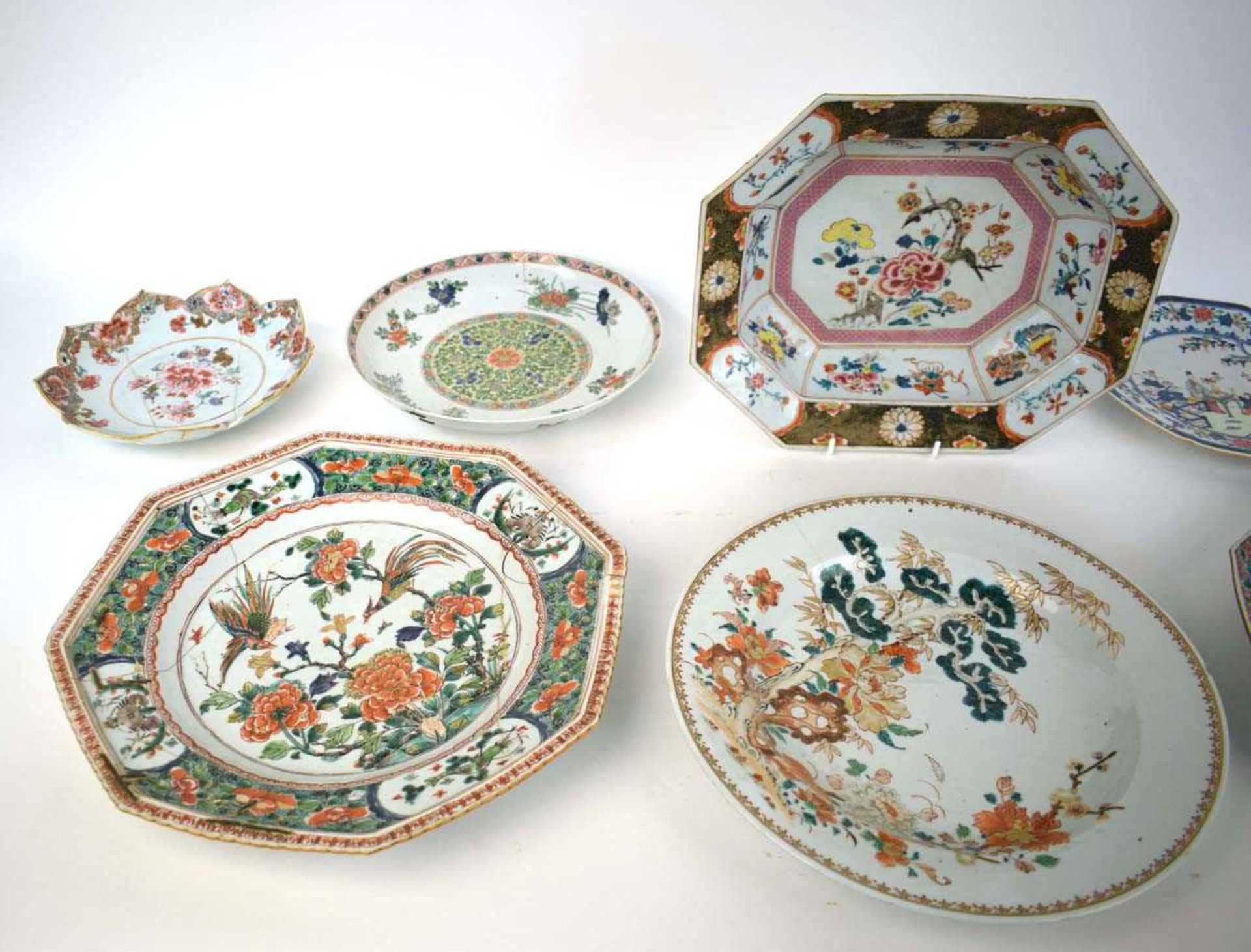 A Chinese shallow dish of octagonal form decorated with blossoming branches in the famille rose - Bild 2 aus 41