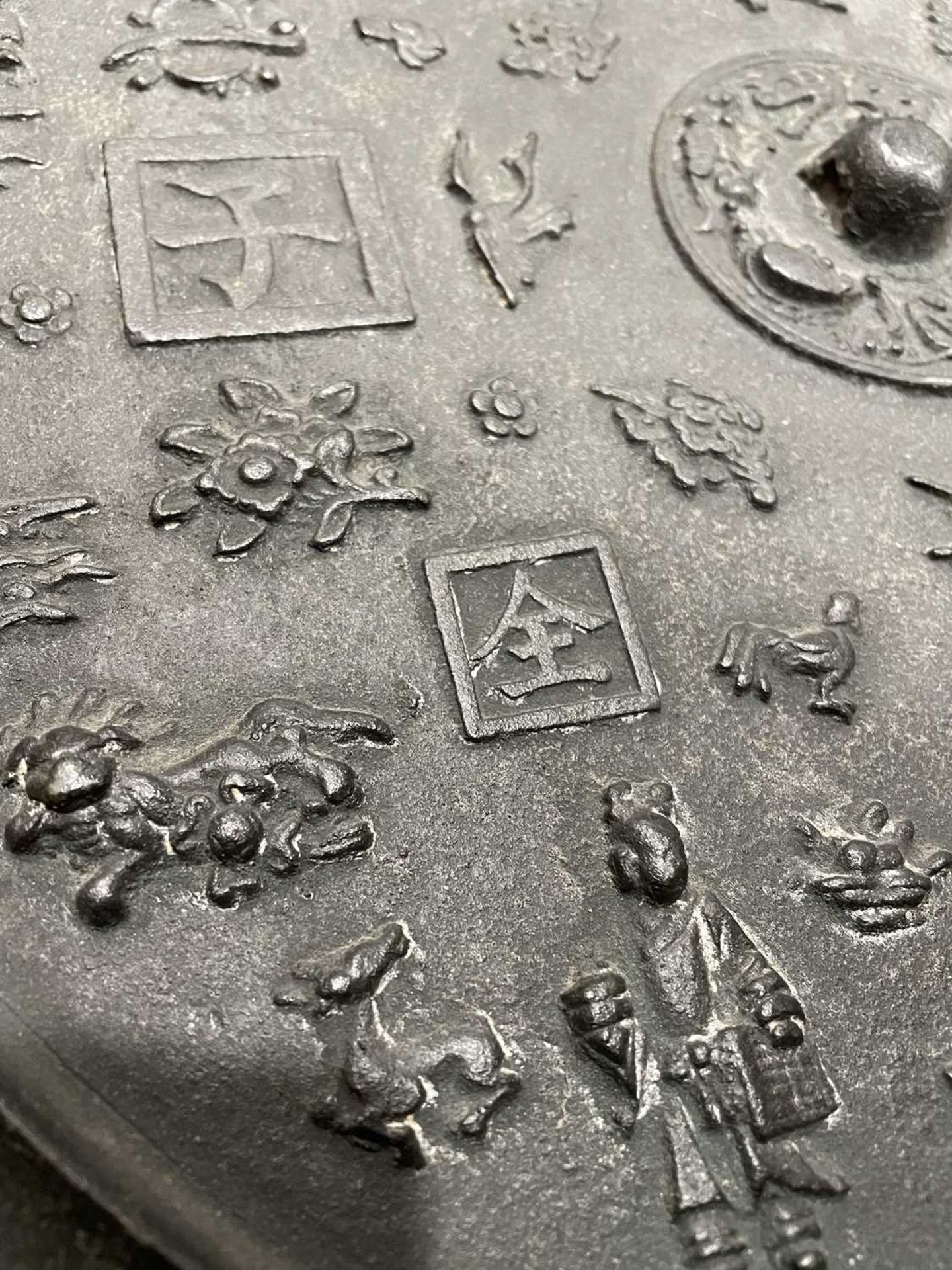 A Chinese Export cast metal 'mirror', relief decorated with figures and characters, d. 40.5 cm, - Bild 19 aus 25