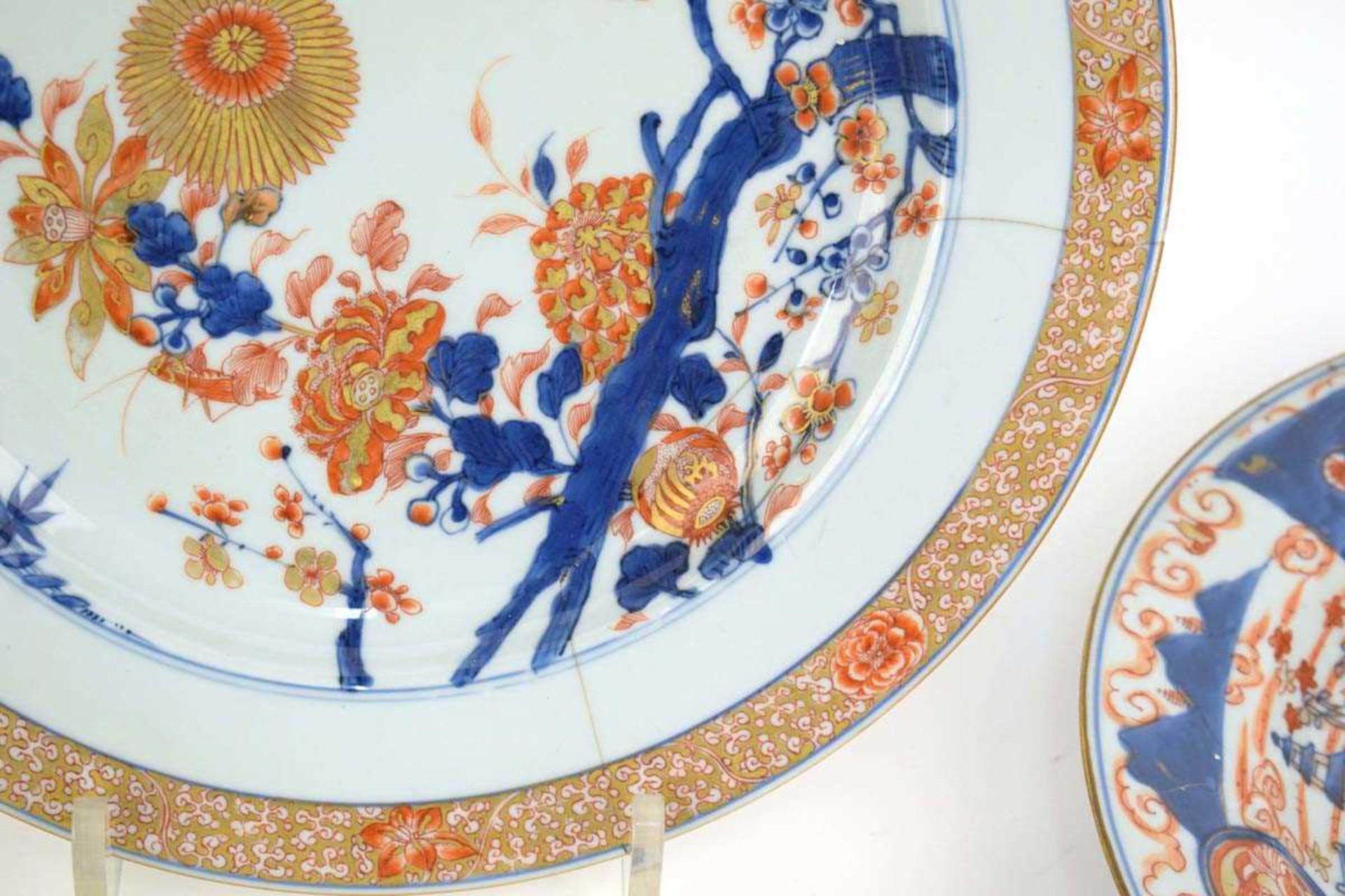 A Chinese charger decorated with insects amongst a branch in full bloom in the Imari palette, d. - Bild 2 aus 3