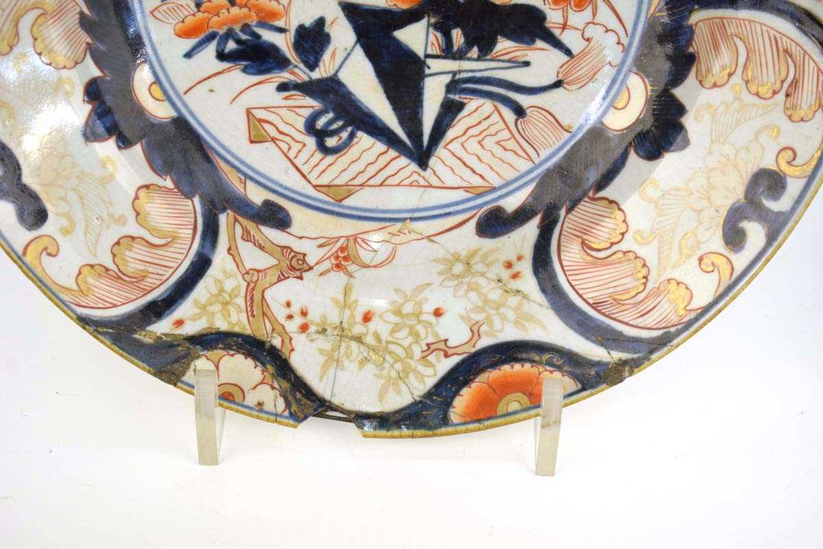 A Chinese charger, typically decorated with a vase of flowers within a scrolled border in the - Image 4 of 4