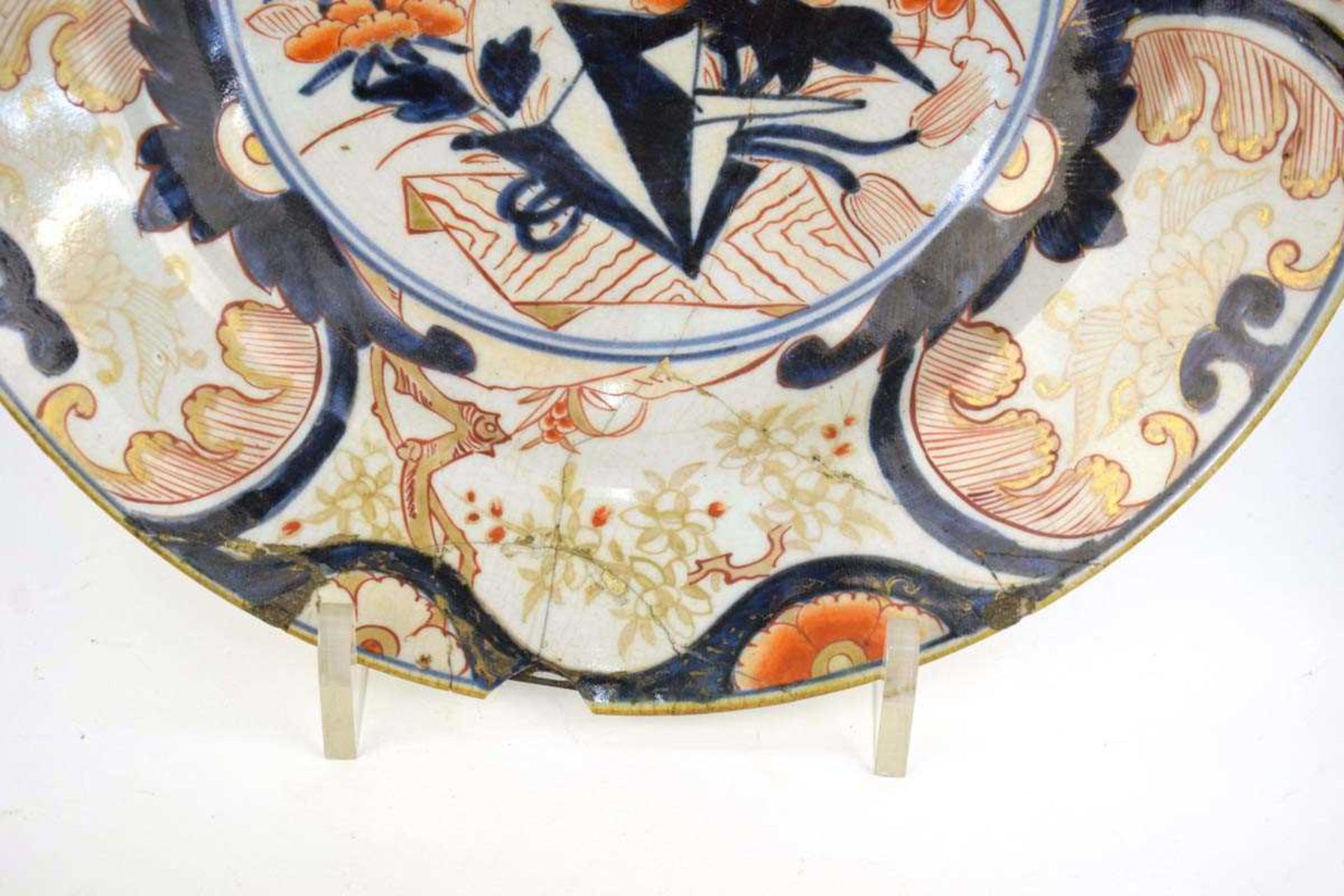 A Chinese charger, typically decorated with a vase of flowers within a scrolled border in the - Bild 4 aus 4