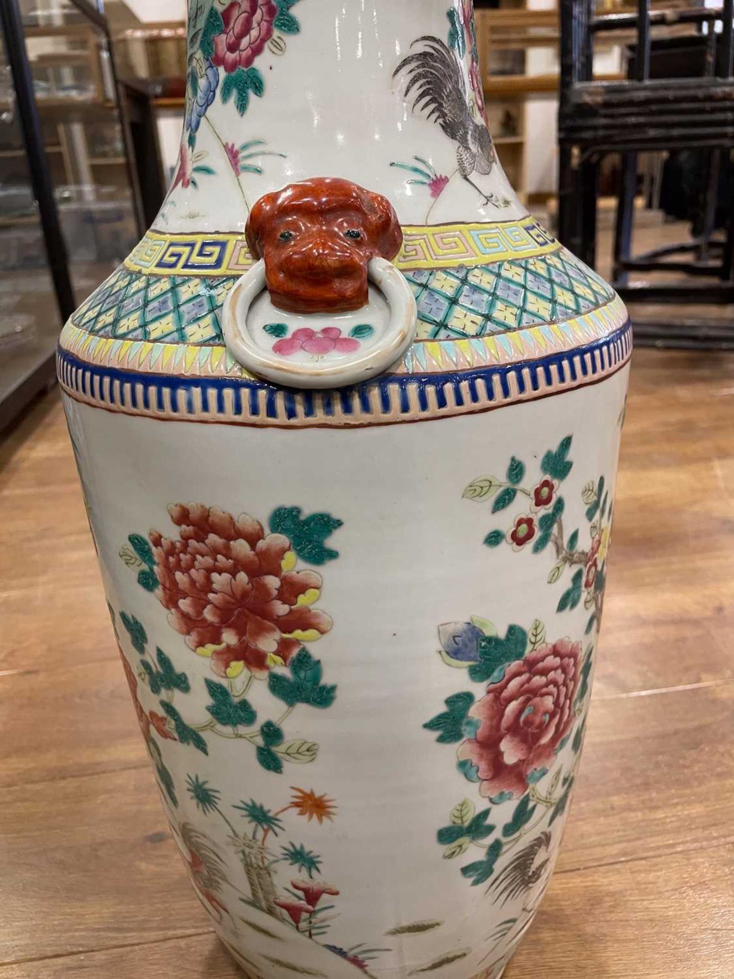 A Cantonese vase of shouldered form decorated in coloured enamels with cockerels and hens within a - Bild 10 aus 23