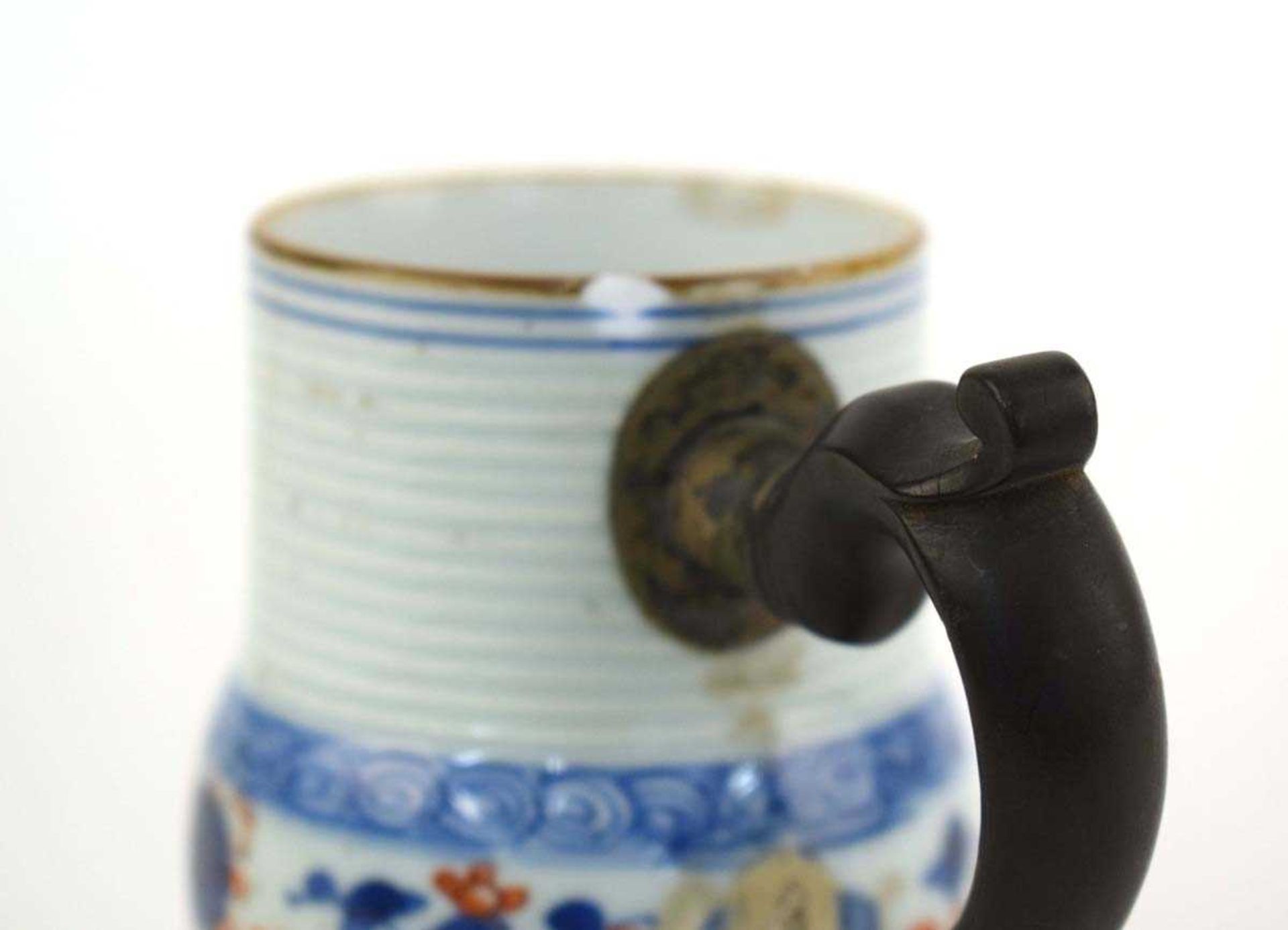 A Chinese mug of typical form with horizontal ribbing decorated in the Imari palette, later - Image 3 of 5