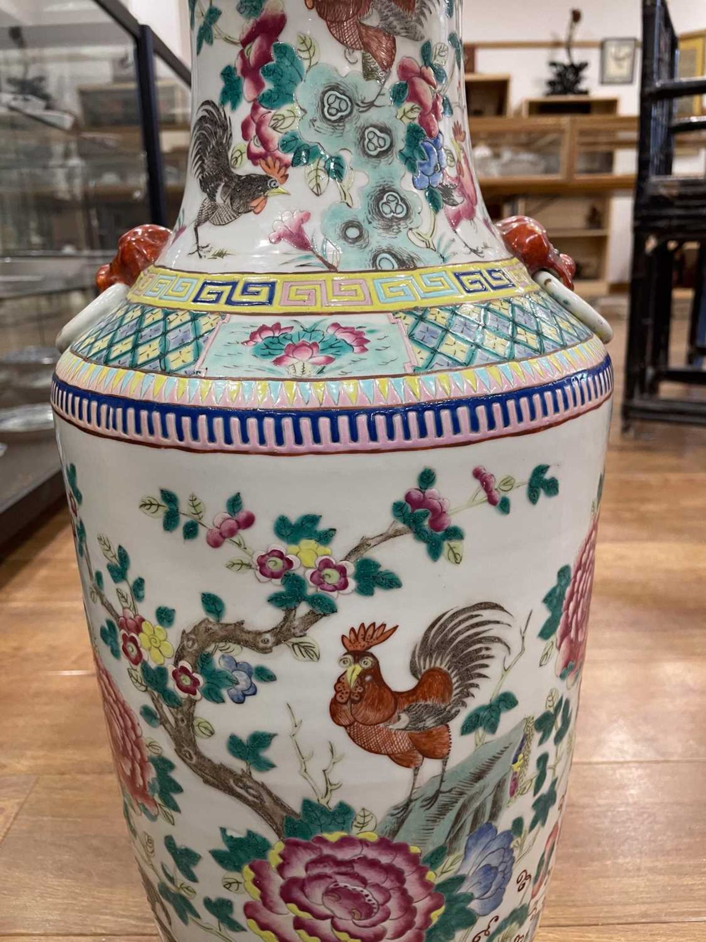 A Cantonese vase of shouldered form decorated in coloured enamels with cockerels and hens within a - Bild 13 aus 23