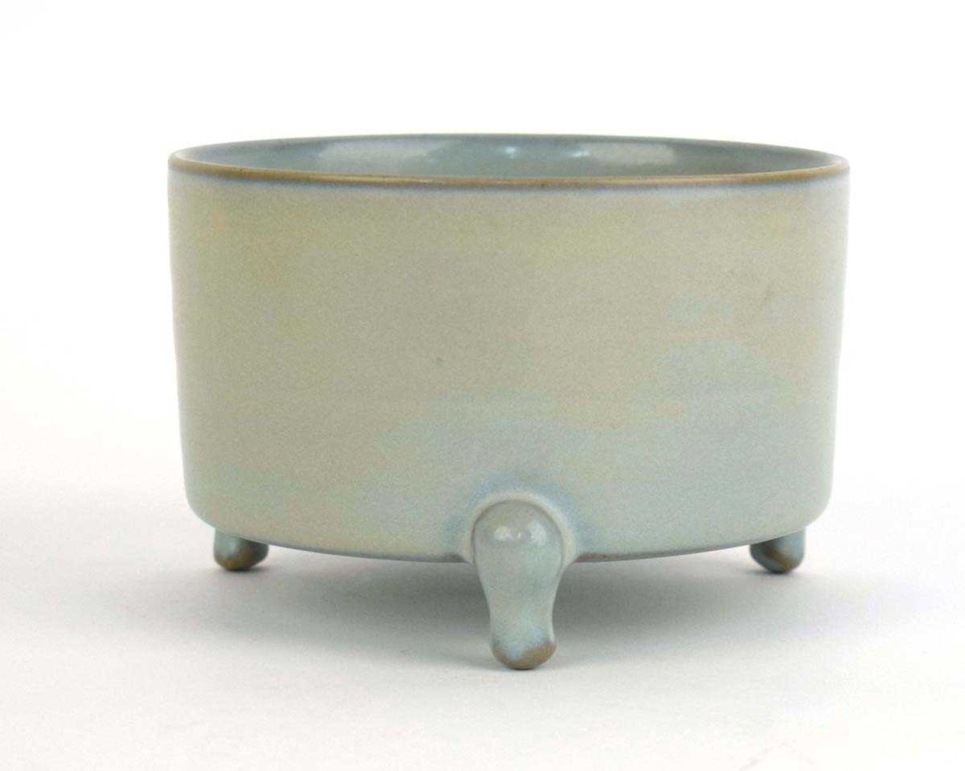 A Chinese celadon incense burner of plain circular form on three outswept feet, h. 9 cm, di. 13 - Bild 2 aus 15