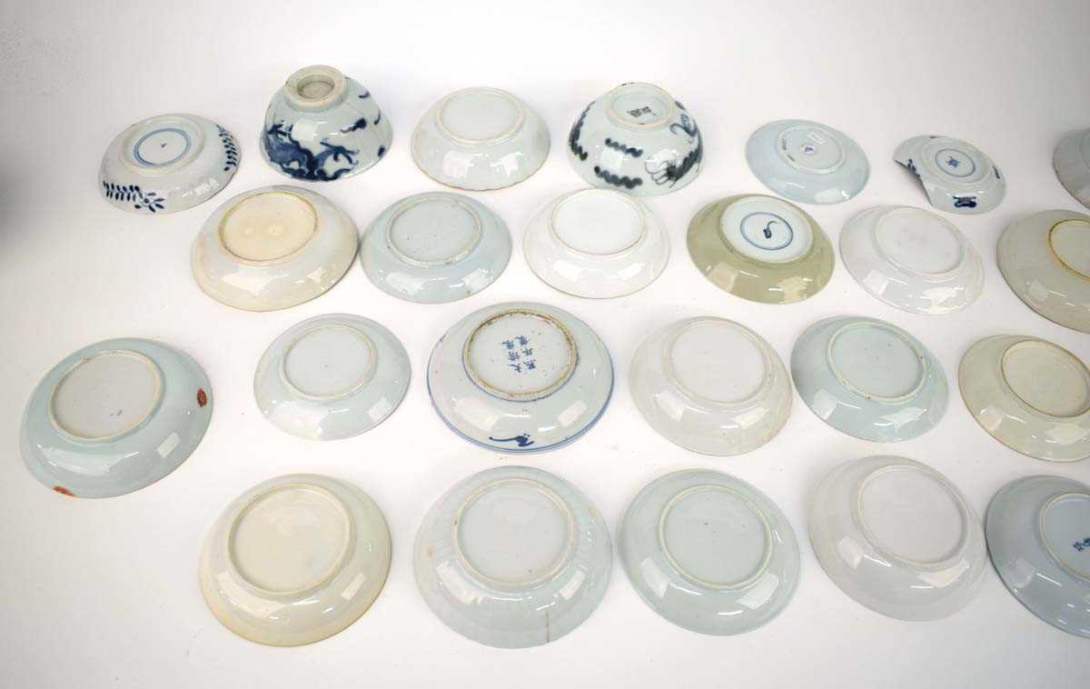 A large quantity of Chinese and other blue and white and imari decorated tea bowls, tea cups, - Bild 4 aus 6