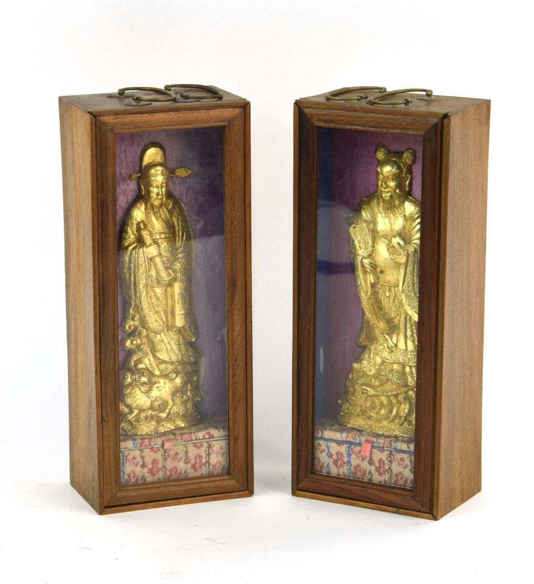 A pair of Chinese gilt decorated cast metal figures, each modelled as a scholar and contained in a - Bild 2 aus 11