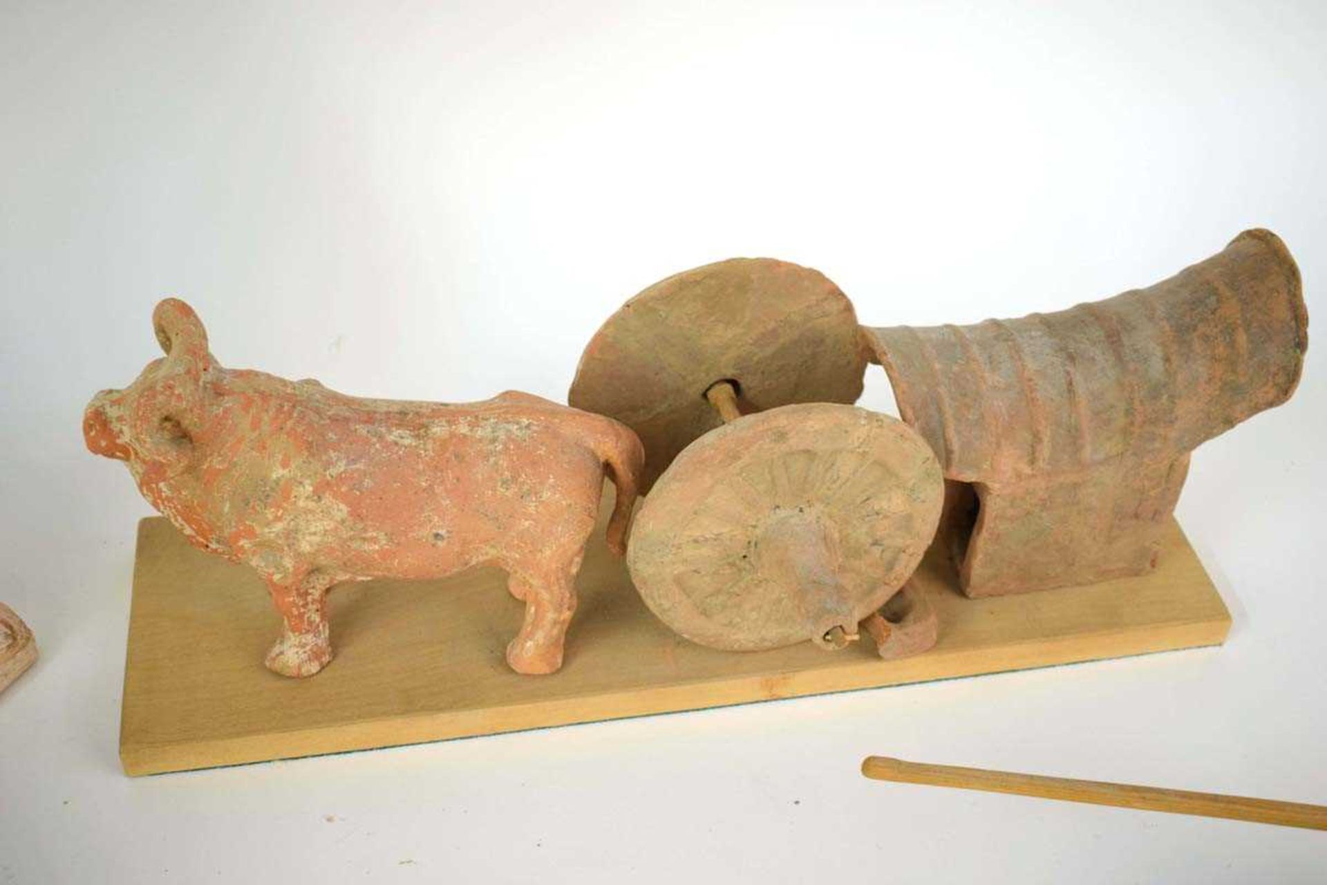 A Chinese pottery tomb figure modelled as an ox and cart, possibly Tang, w. 15.5 cm, together with - Bild 2 aus 2