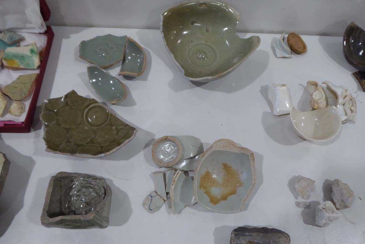 A large quantity of Chinese and other pottery fragments (qty) *from the collection of Phillip - Image 7 of 18