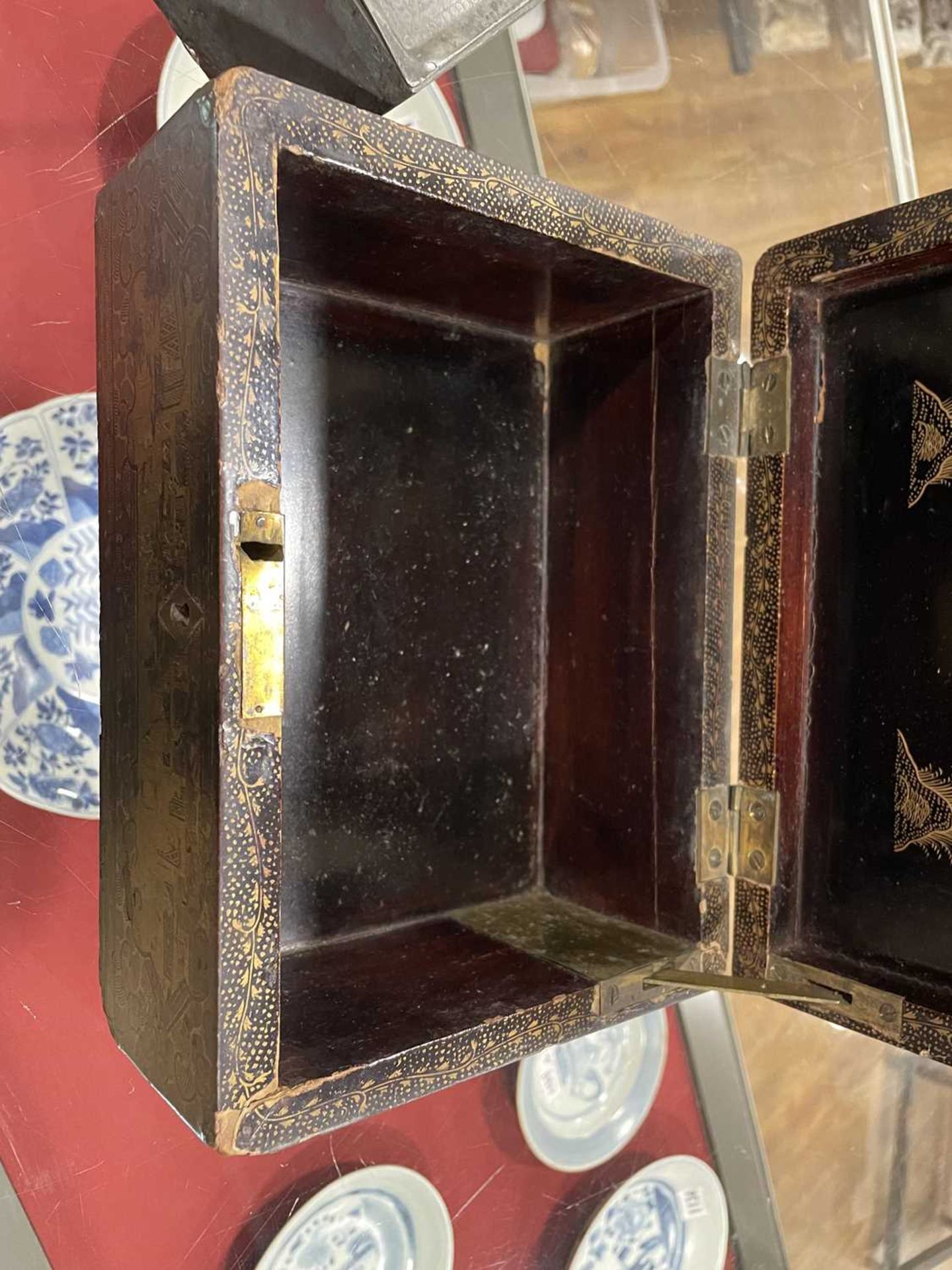 A Chinese Export lacquer work and pewter mounted caddy of rectangular form, w. 23 cm, d. 16.5 cm, h. - Bild 23 aus 33