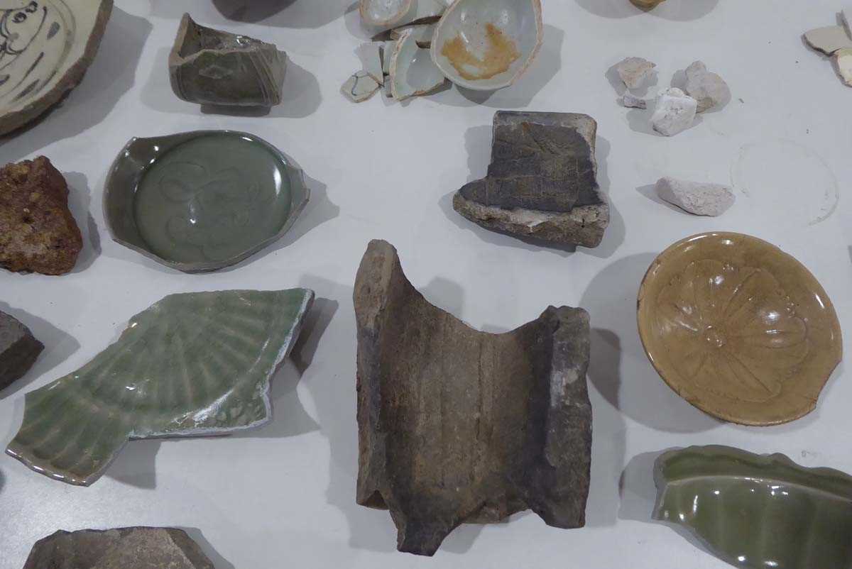 A large quantity of Chinese and other pottery fragments (qty) *from the collection of Phillip - Image 8 of 18