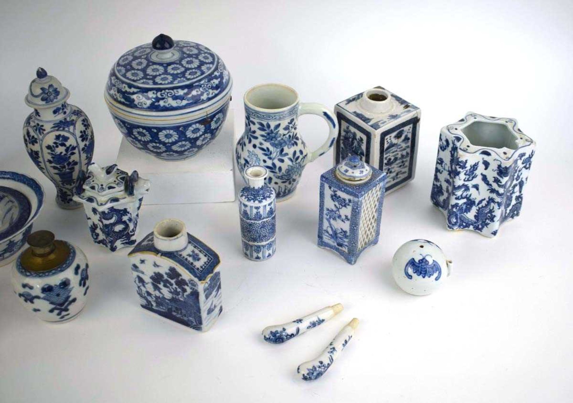 A mixed group of Chinese and other blue and white ceramics including beads, lidded vases, caddies - Bild 4 aus 82