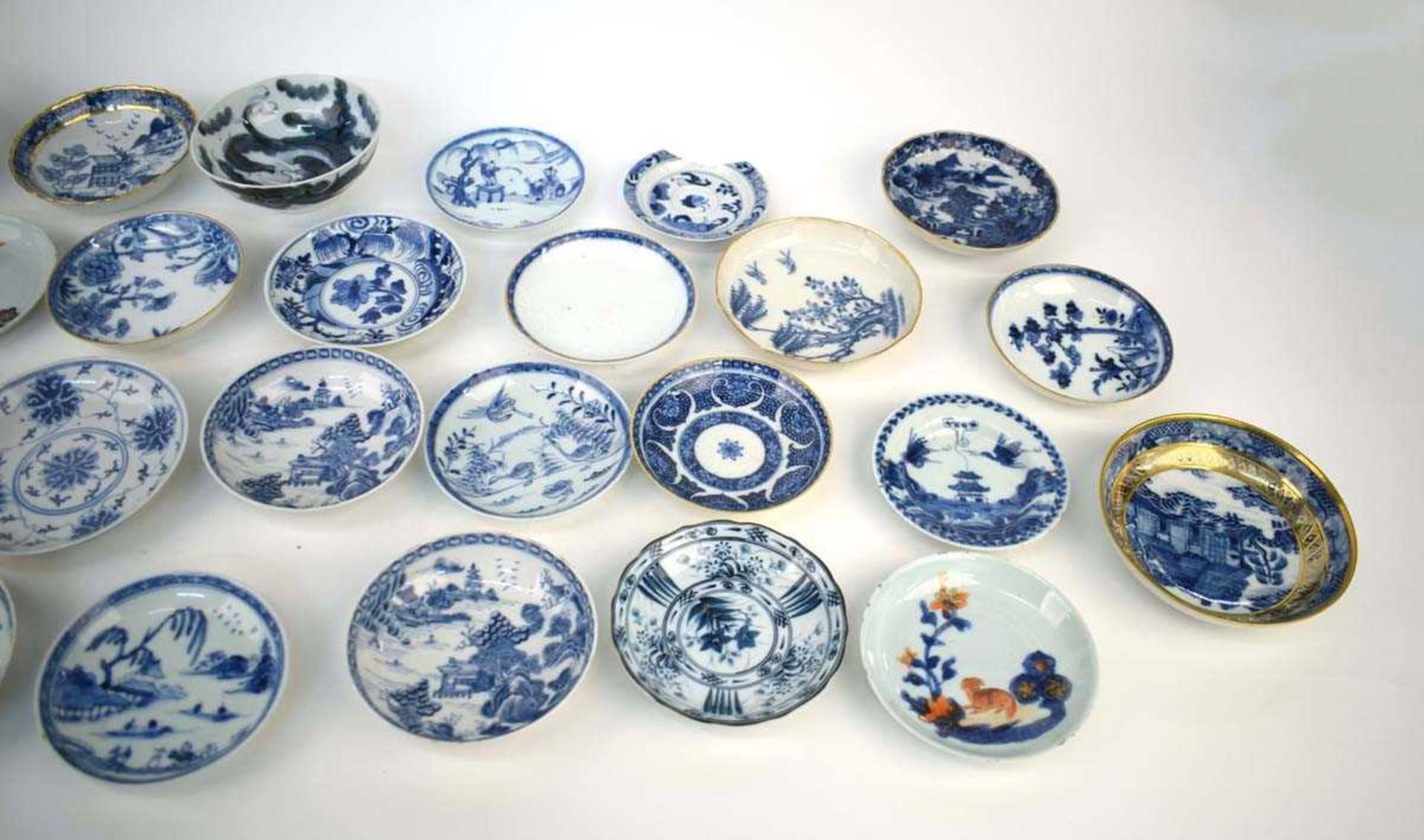 A large quantity of Chinese and other blue and white and imari decorated tea bowls, tea cups, - Image 3 of 6