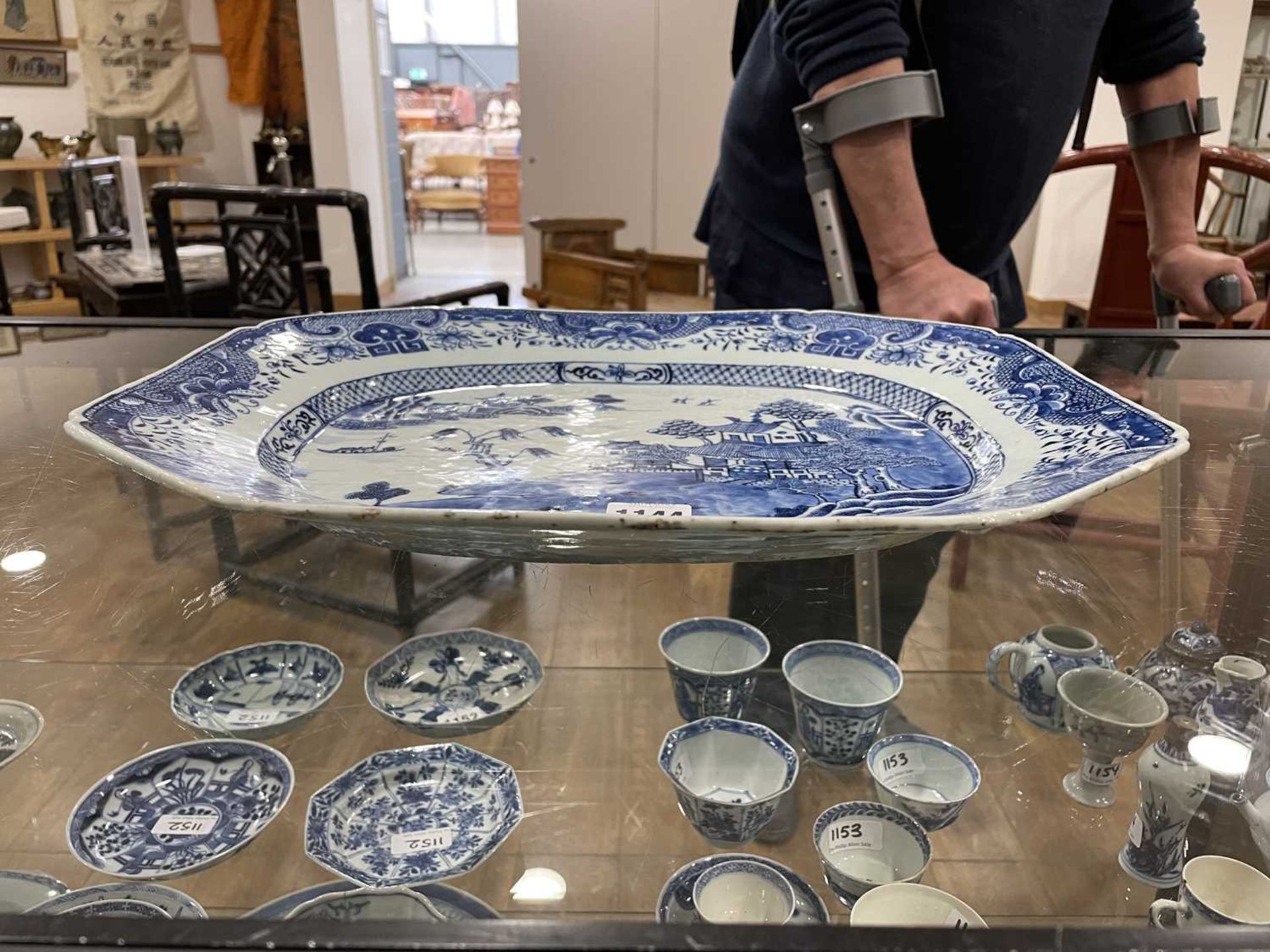 A Chinese blue and white willow pattern charger of typical form, w. 40.5 cm, together with a similar - Image 4 of 33