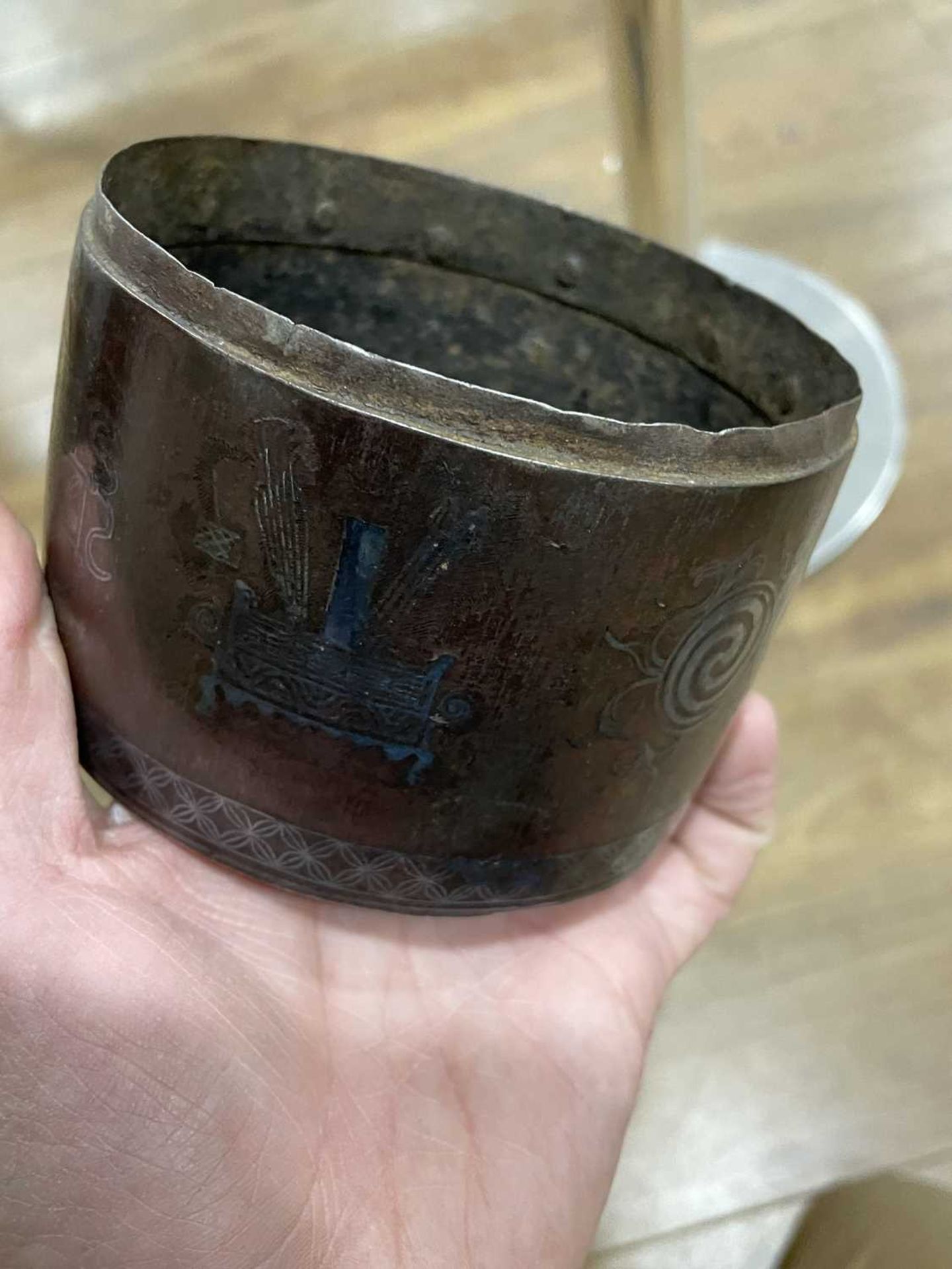 A Meiji covered censer of squat form relief decorated with blossoming branches and birds, - Bild 16 aus 25