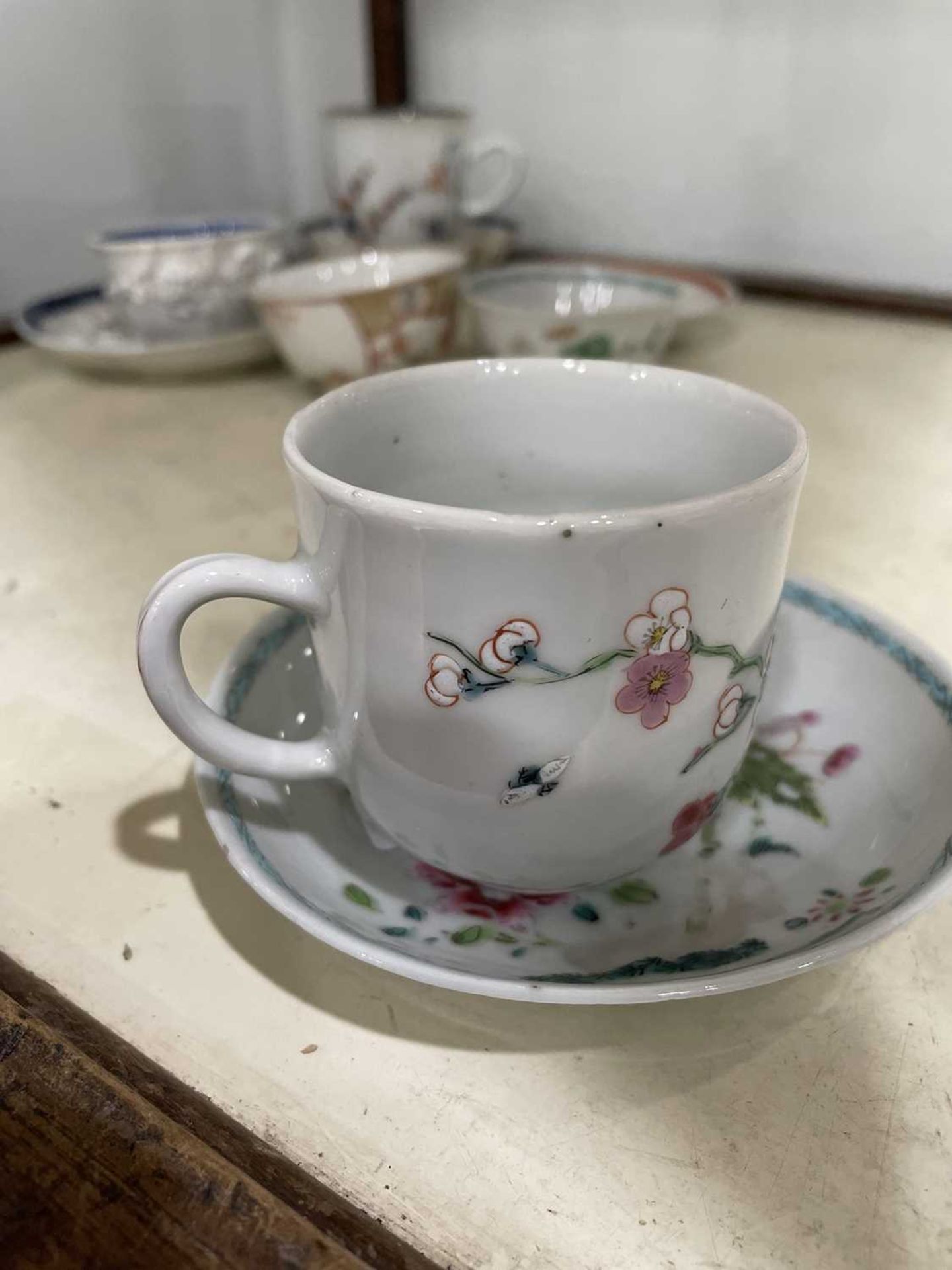 Twelve matching Chinese and other tea bowls, cups and saucers, each decorated in a different - Bild 32 aus 114