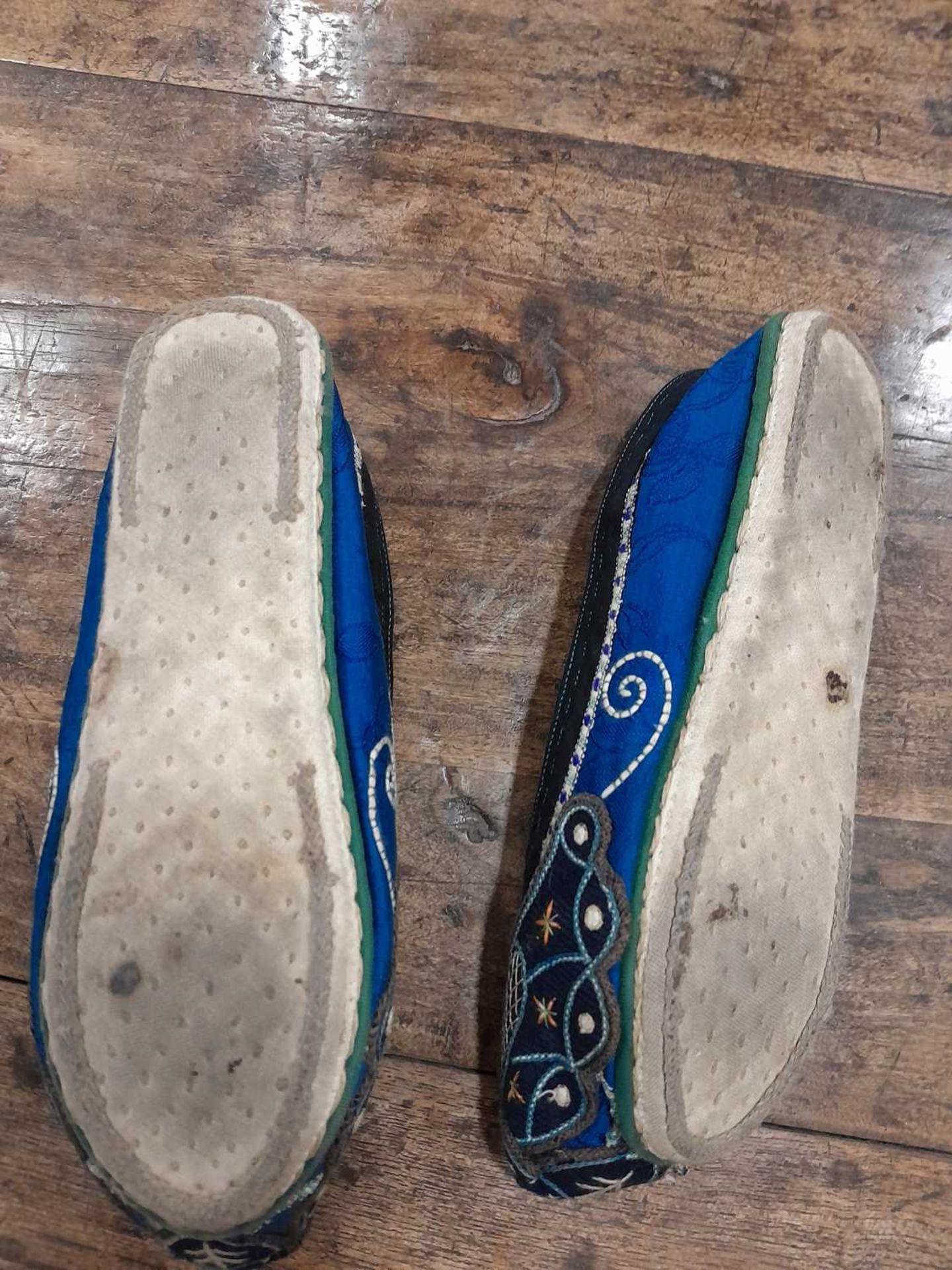 A pair of Chinese embroidered silk 'lotus' shoes, l. 11.5 cm, two further pairs of shoes and a - Bild 7 aus 14