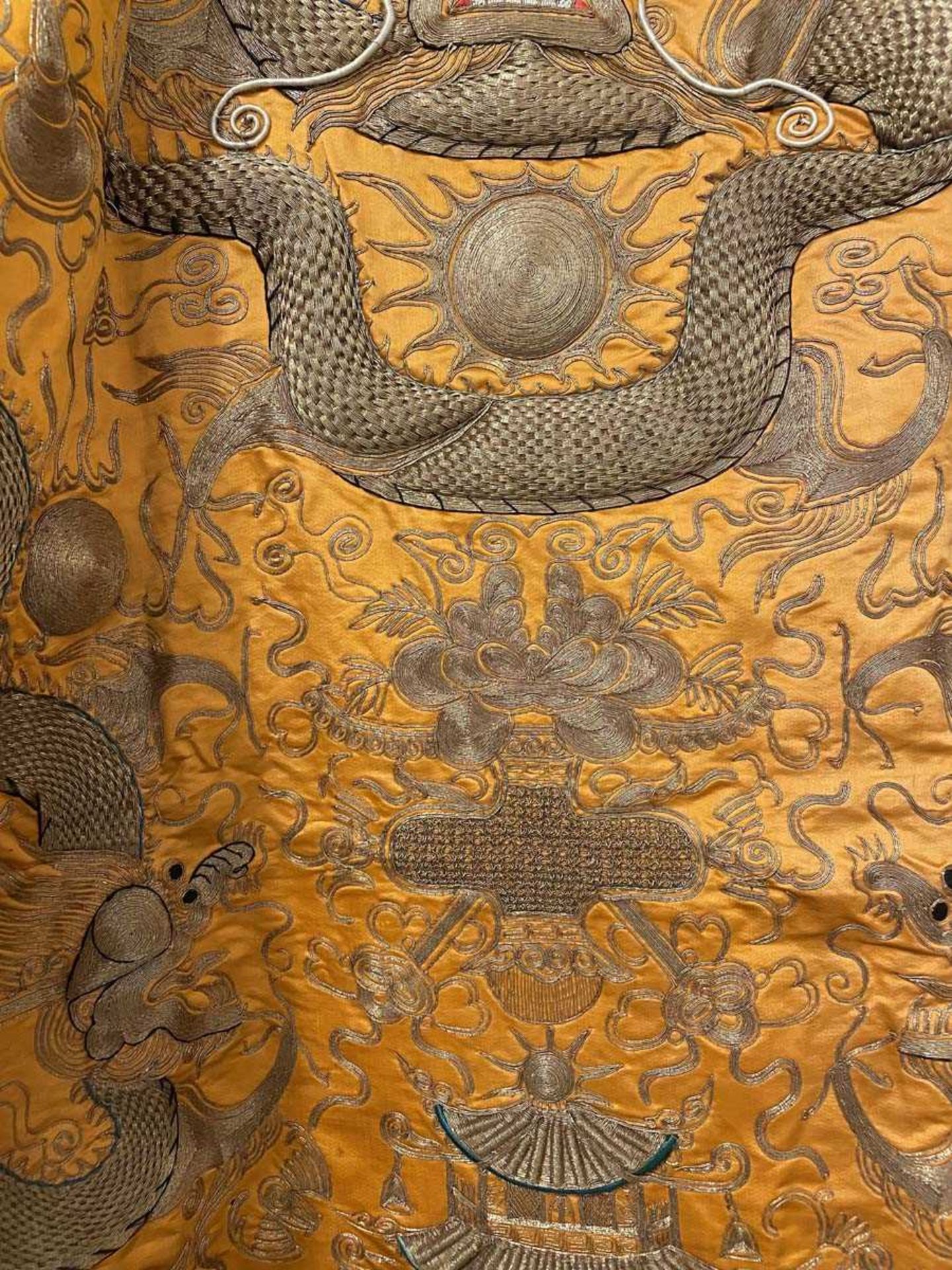 A Chinese robe section worked in gold coloured threads depicting dragons and a pagoda on an orange - Bild 8 aus 15