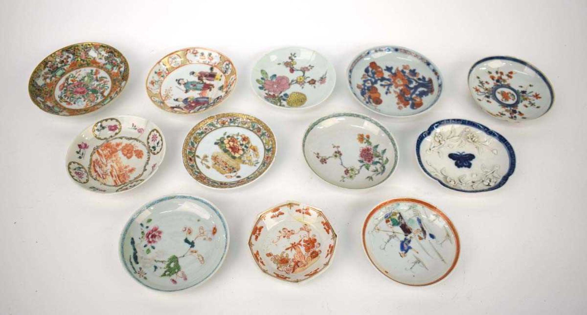 Twelve matching Chinese and other tea bowls, cups and saucers, each decorated in a different - Bild 3 aus 114