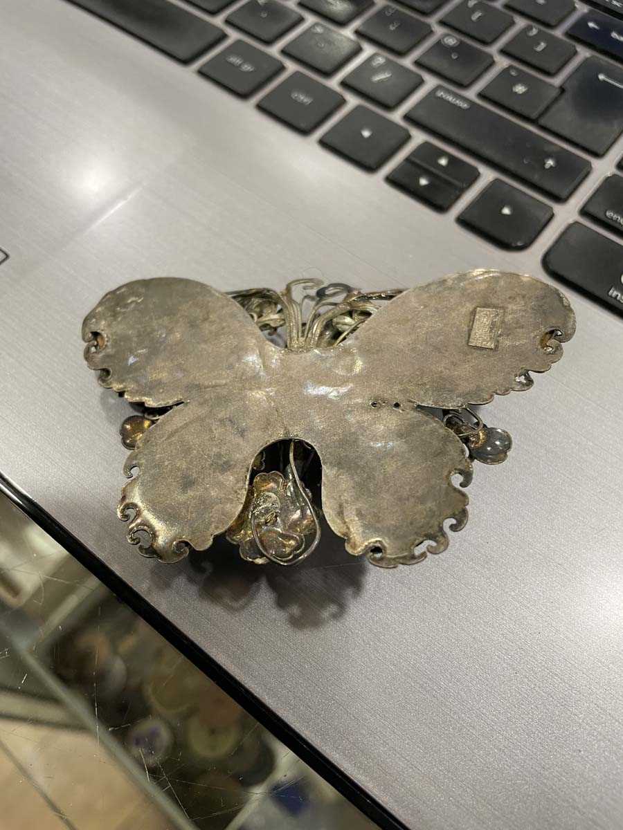 A Chinese silver, agate and kingfisher feather inlaid hair decoration in the form of a butterfly, w. - Image 9 of 12