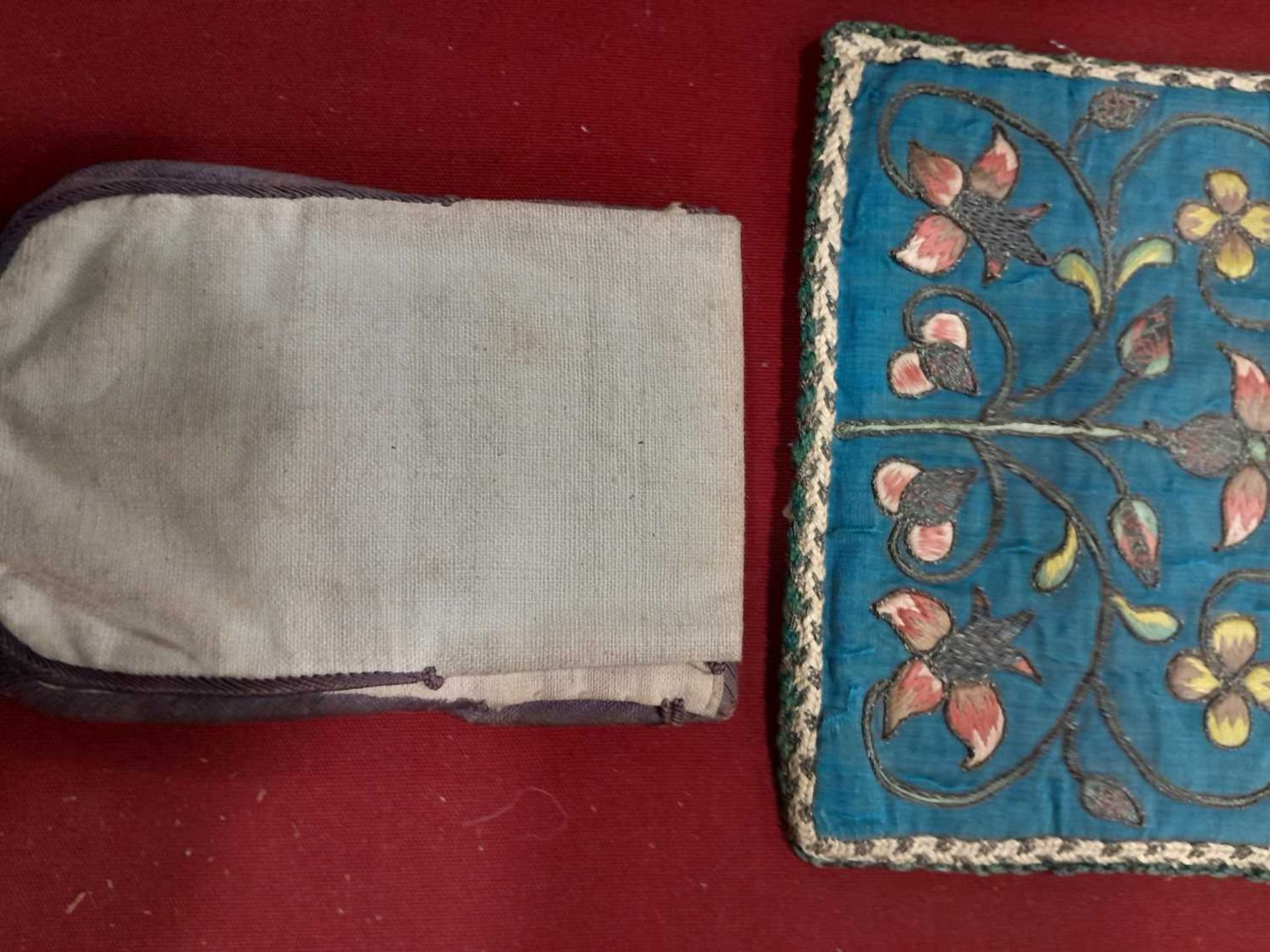 A Chinese embroidered blue/cream silk fan case, l. 33 cm, together with eleven further pouches and - Bild 18 aus 53