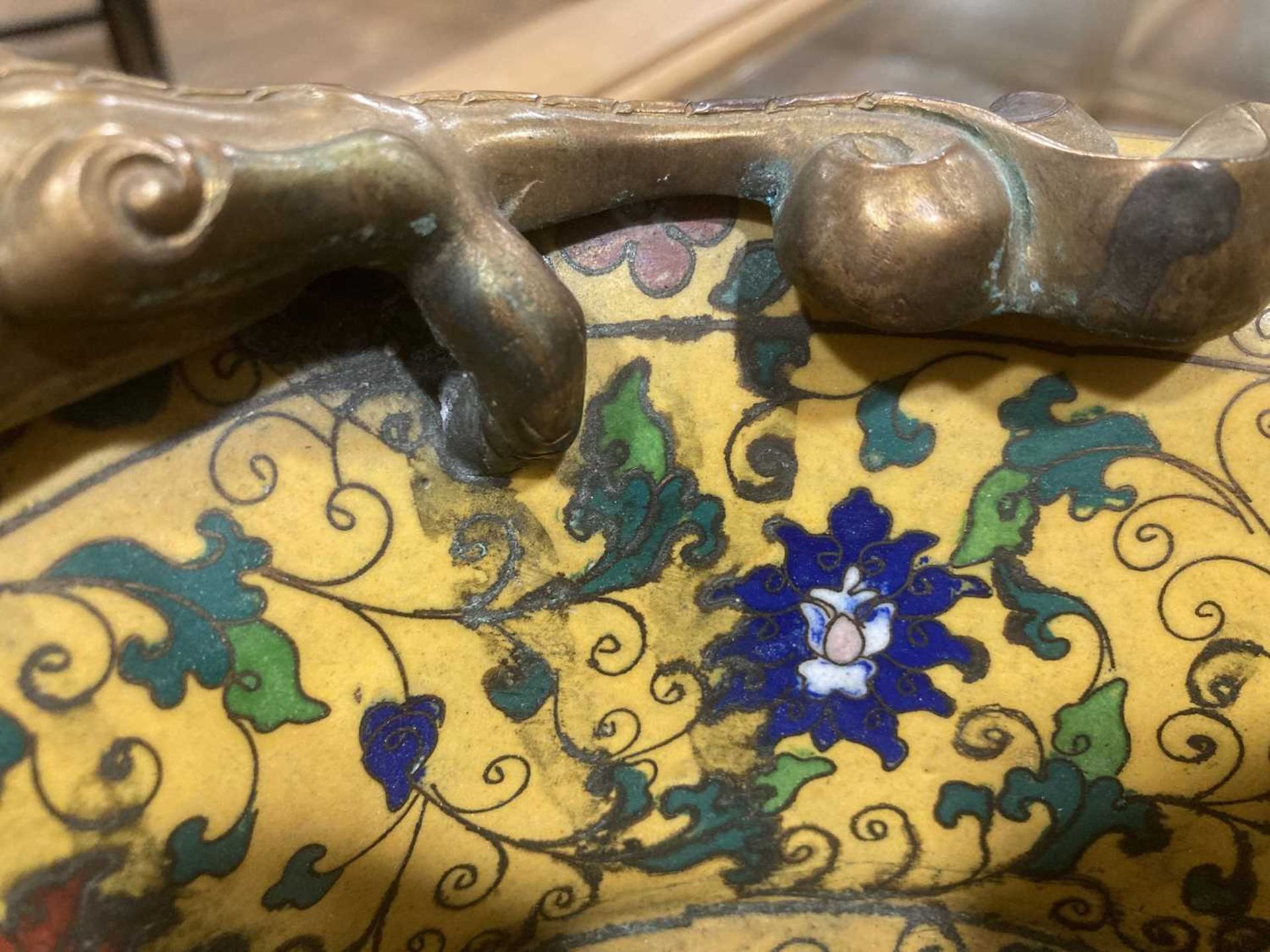 A 19th century Chinese cloisonné jardinière of oval form, decorated with floral motifs within a - Bild 10 aus 19