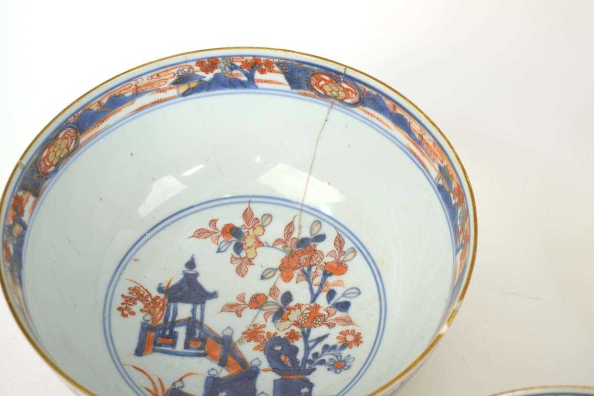 A Chinese bowl centrally decorated with a vase of flowers in the Imari palette, d. 25.5 cm, together - Bild 3 aus 5