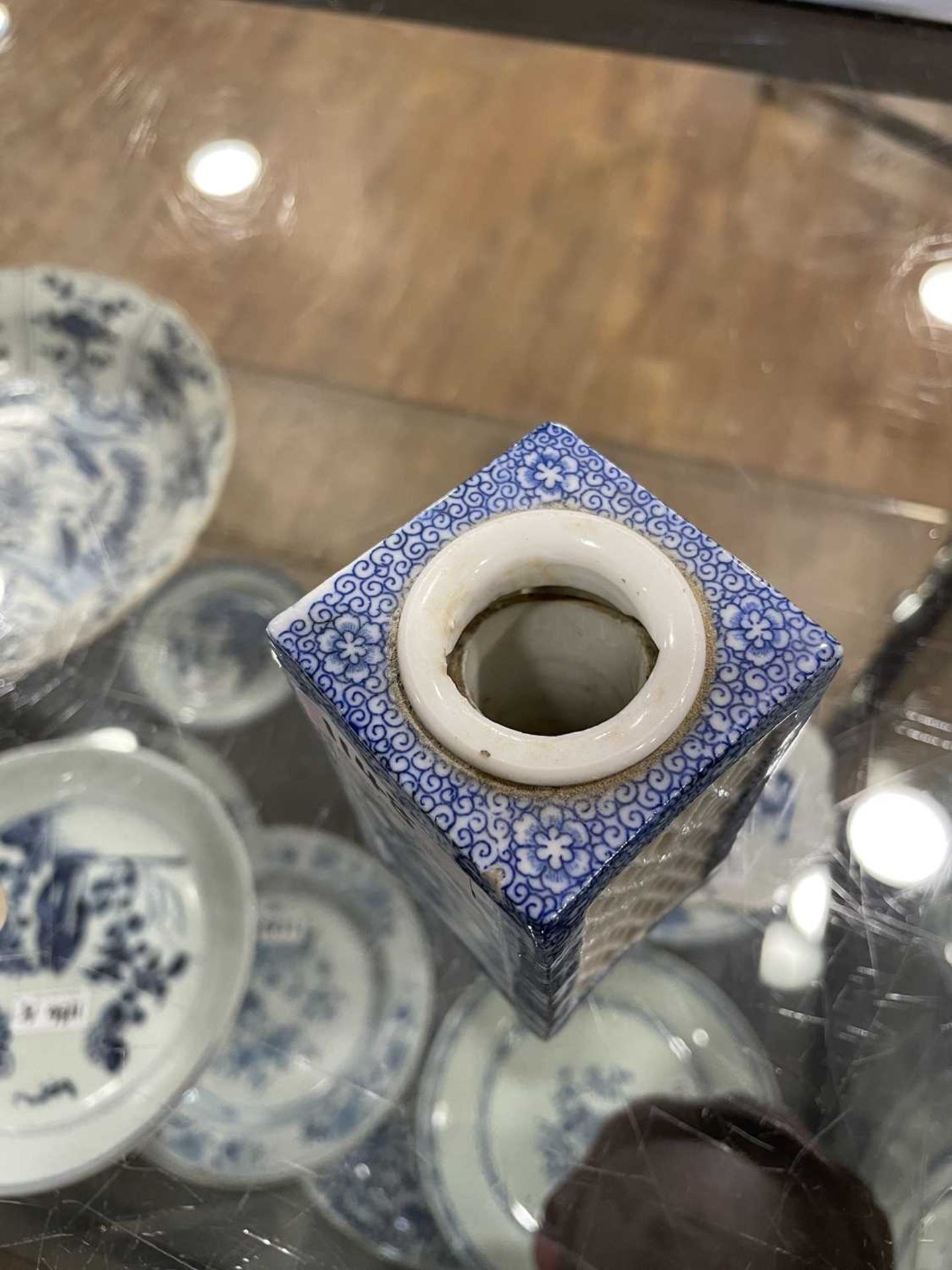 A mixed group of Chinese and other blue and white ceramics including beads, lidded vases, caddies - Bild 21 aus 82