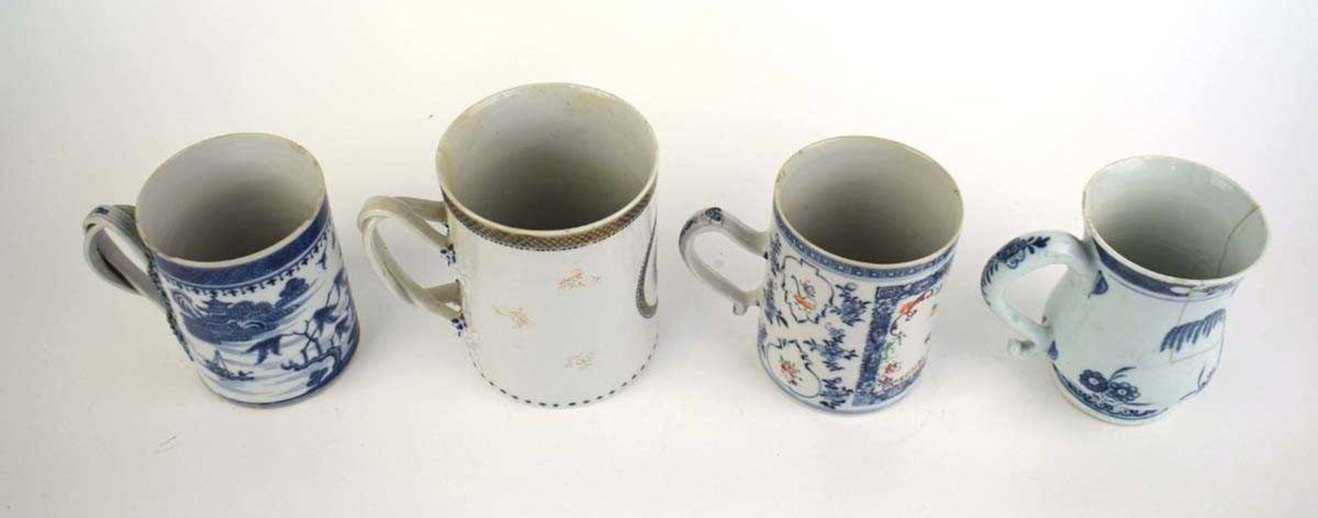 A Chinese Export blue and white tankard with entwined handle and concentric ring decoration, h. 14 - Bild 5 aus 6