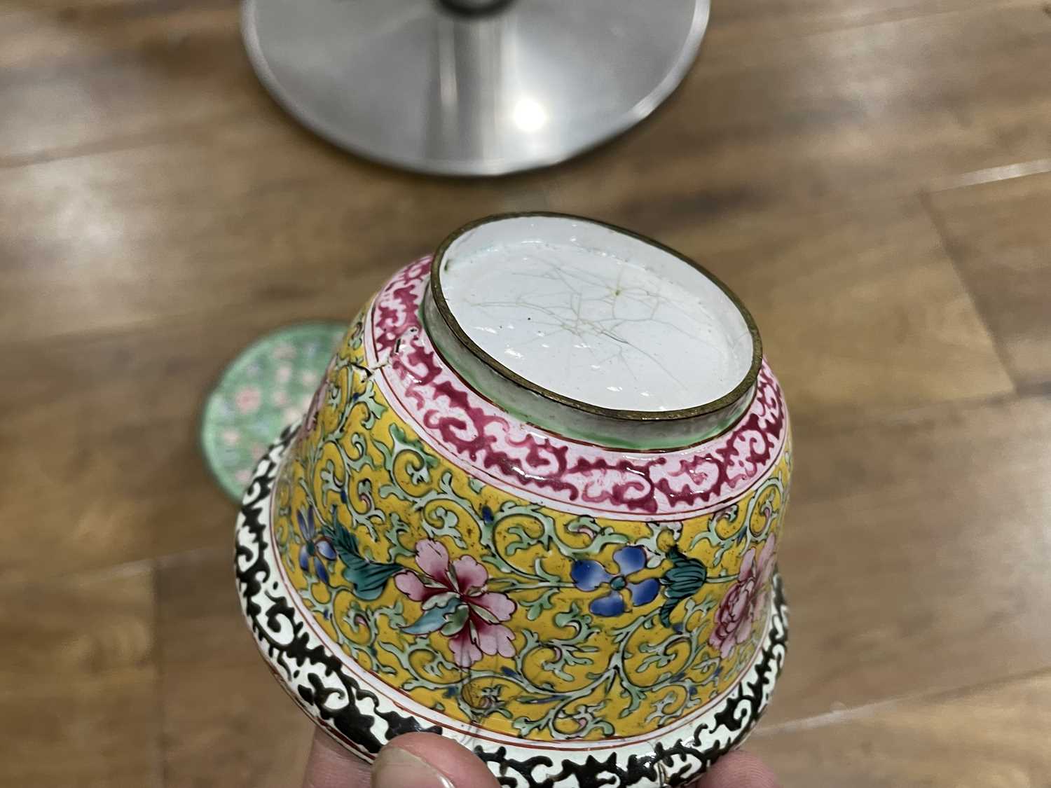 A 19th century Chinese tea bowl, cover and saucer enamel decorated in the famille jaune palette, - Bild 18 aus 35