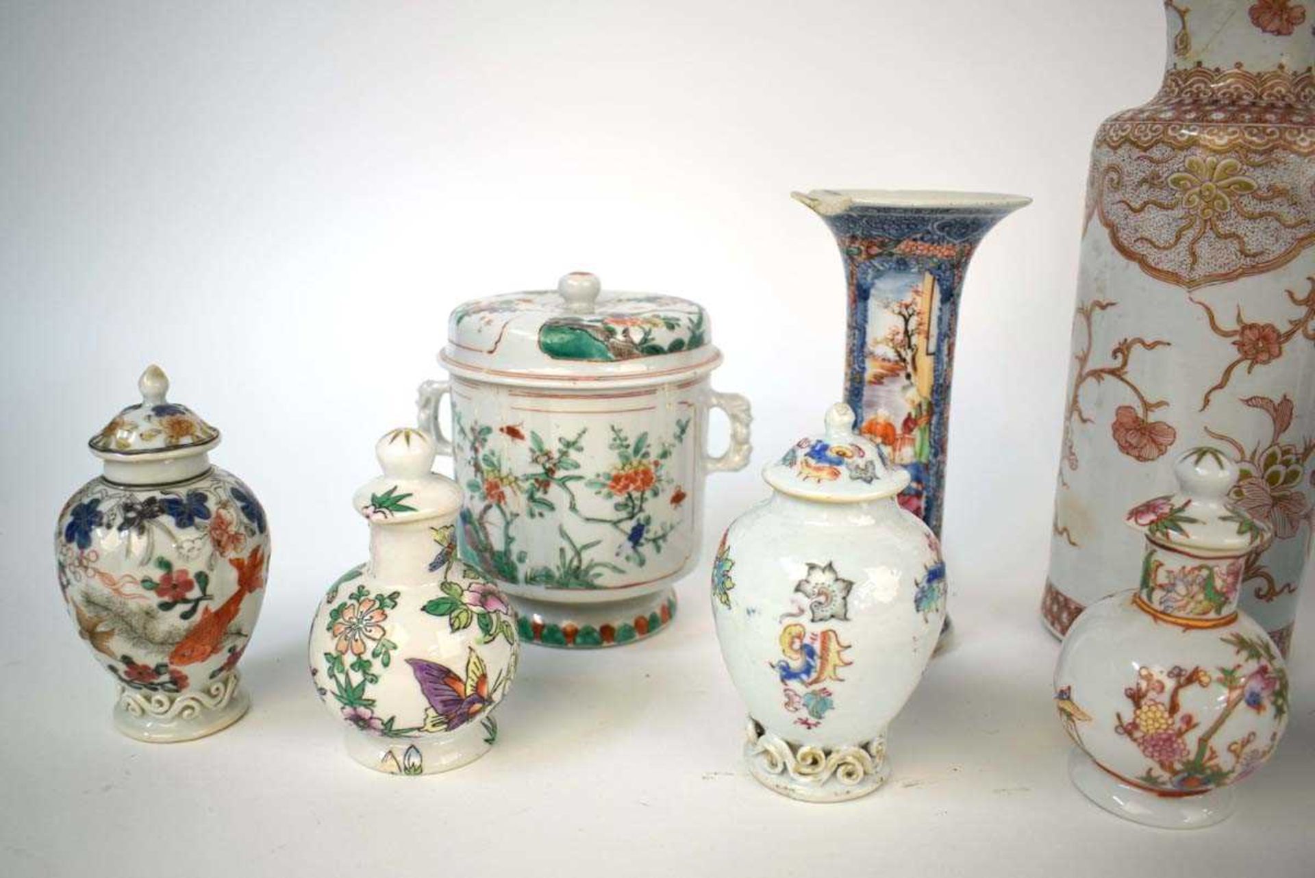A group of Chinese Export and other ceramic jars and vases, including a miniature teapot, h. 10 cm - Bild 2 aus 29