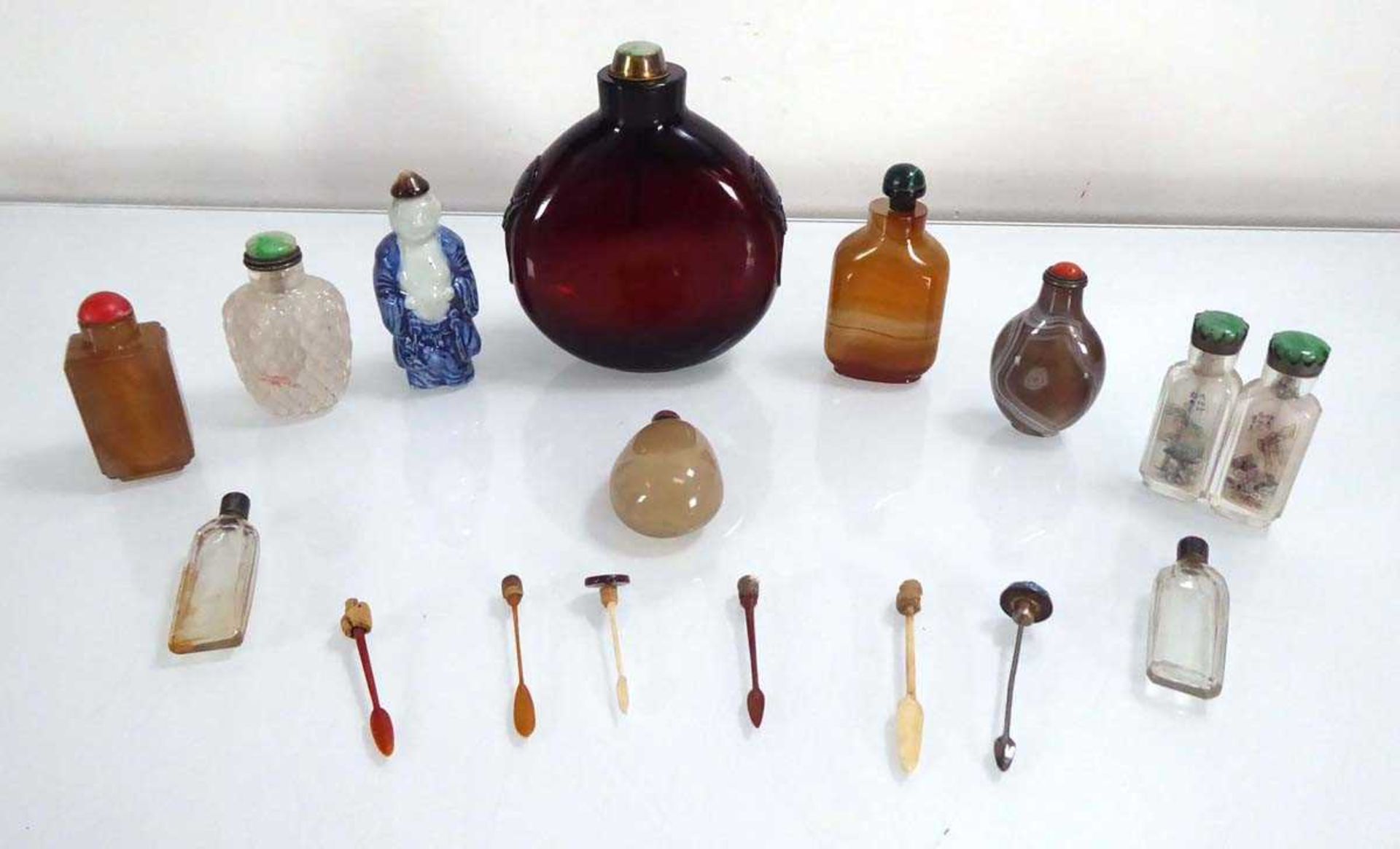 Ten Chinese and other glass, quartz and ceramic scent bottles, max h. 6.5 cm, together with a ruby - Bild 2 aus 43