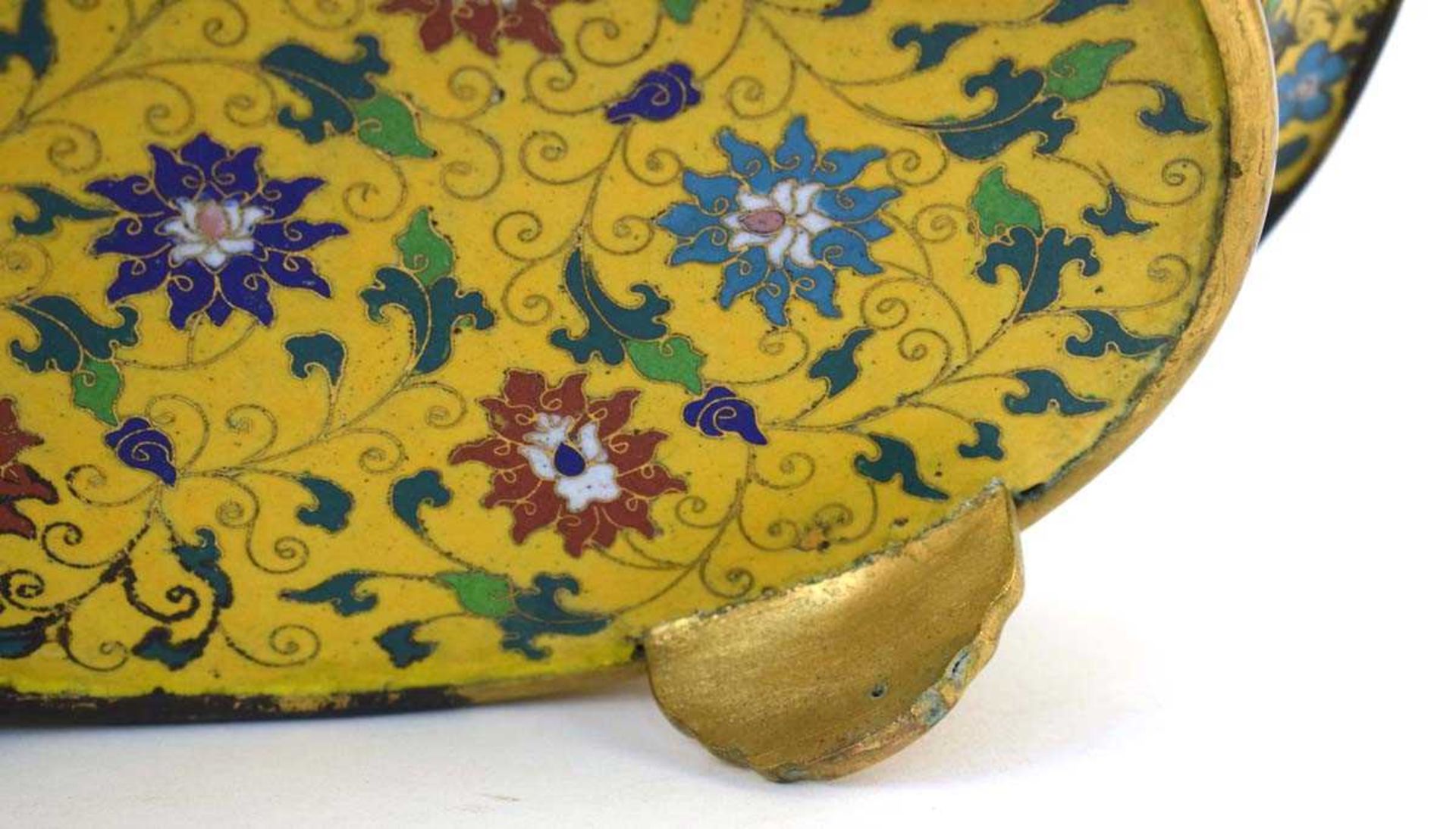 A 19th century Chinese cloisonné jardinière of oval form, decorated with floral motifs within a - Bild 7 aus 19