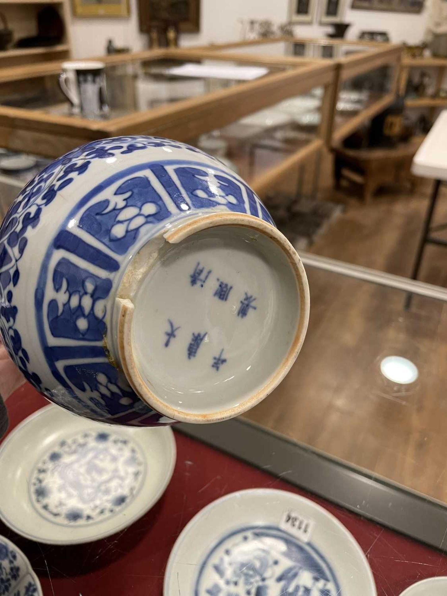 A Chinese blue and white blossom pattern brush pot of cylindrical form on a fixed hardwood base, - Bild 29 aus 54