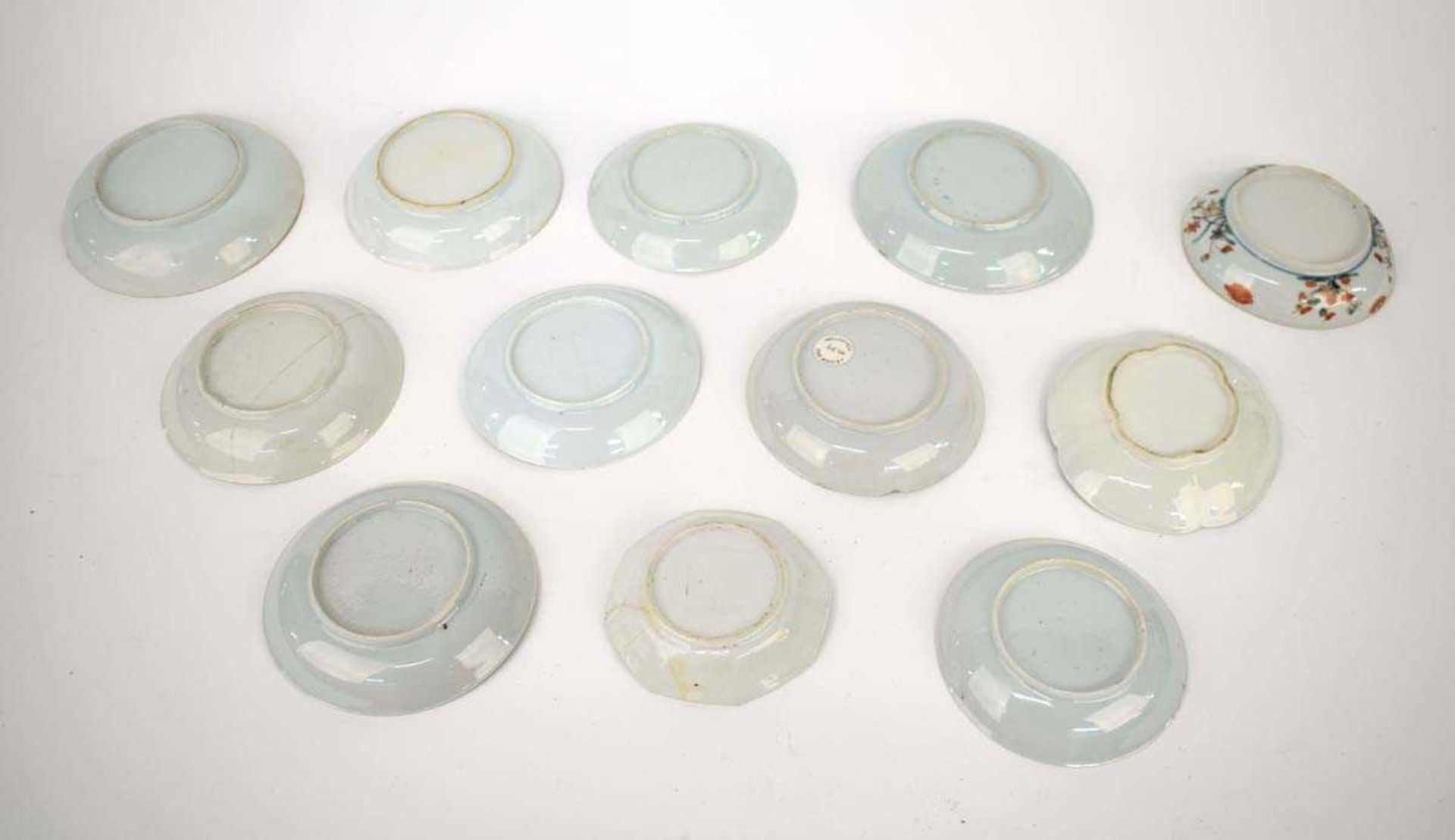 Twelve matching Chinese and other tea bowls, cups and saucers, each decorated in a different - Bild 4 aus 114