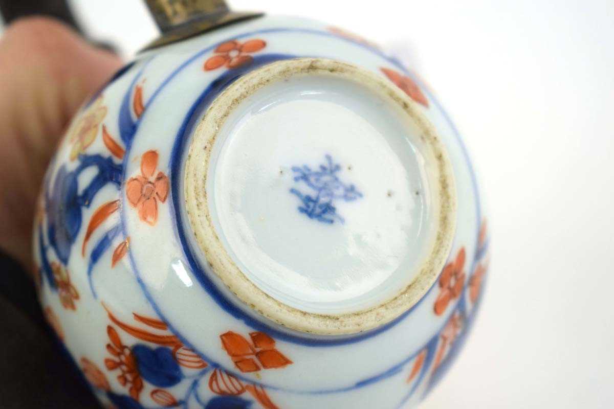 A Chinese mug of typical form with horizontal ribbing decorated in the Imari palette, later - Bild 5 aus 5