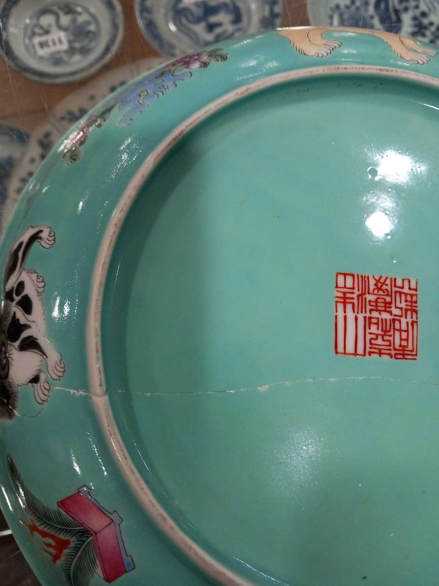 A Cantonese shallow dish all over decorated in coloured enamels with Pekingese dogs, d. 23.5 cm, - Bild 20 aus 41