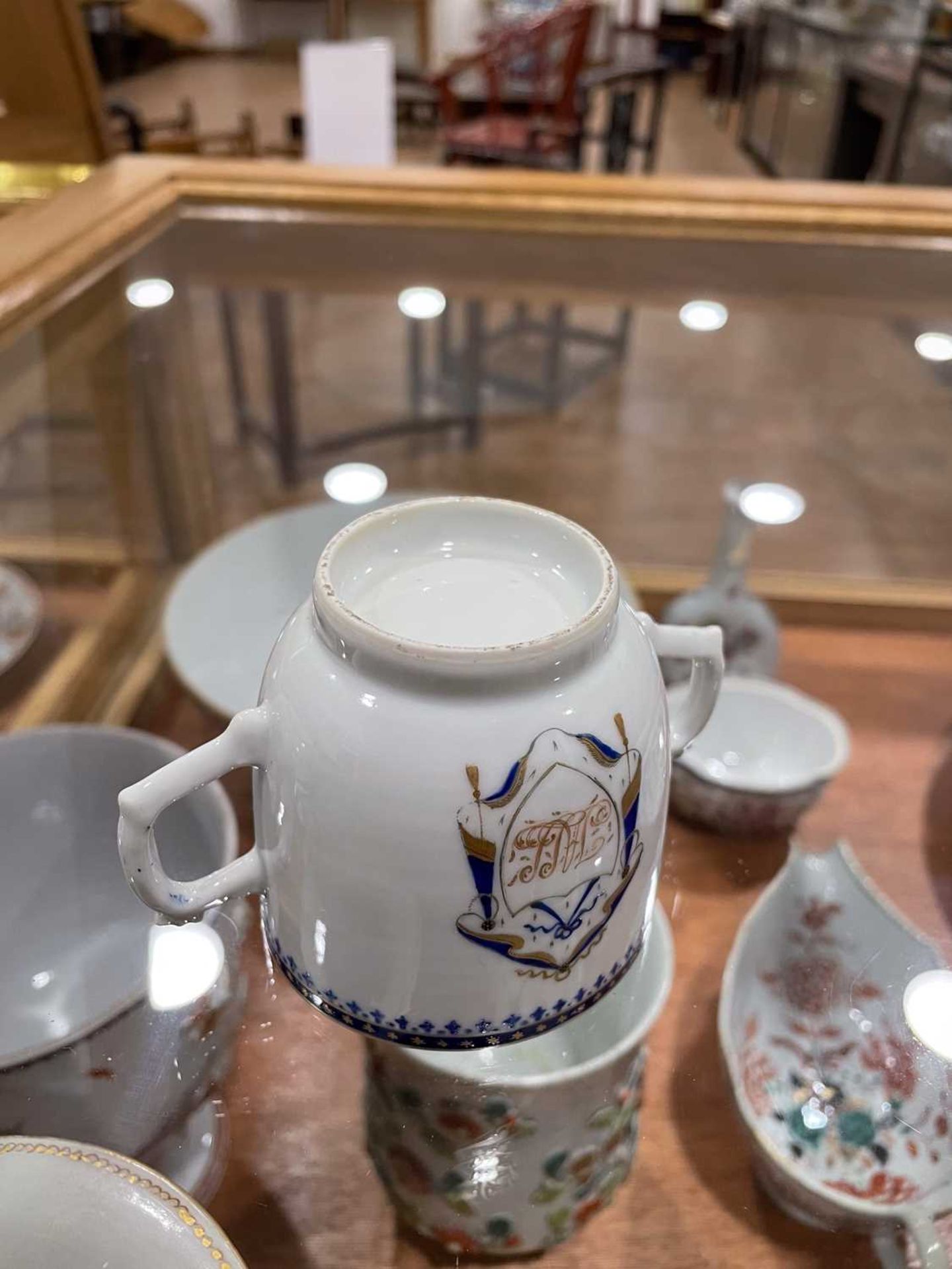 A Chinese Export armorial dish, decorated in coloured enamels with traditional figures and the (?) - Bild 41 aus 41