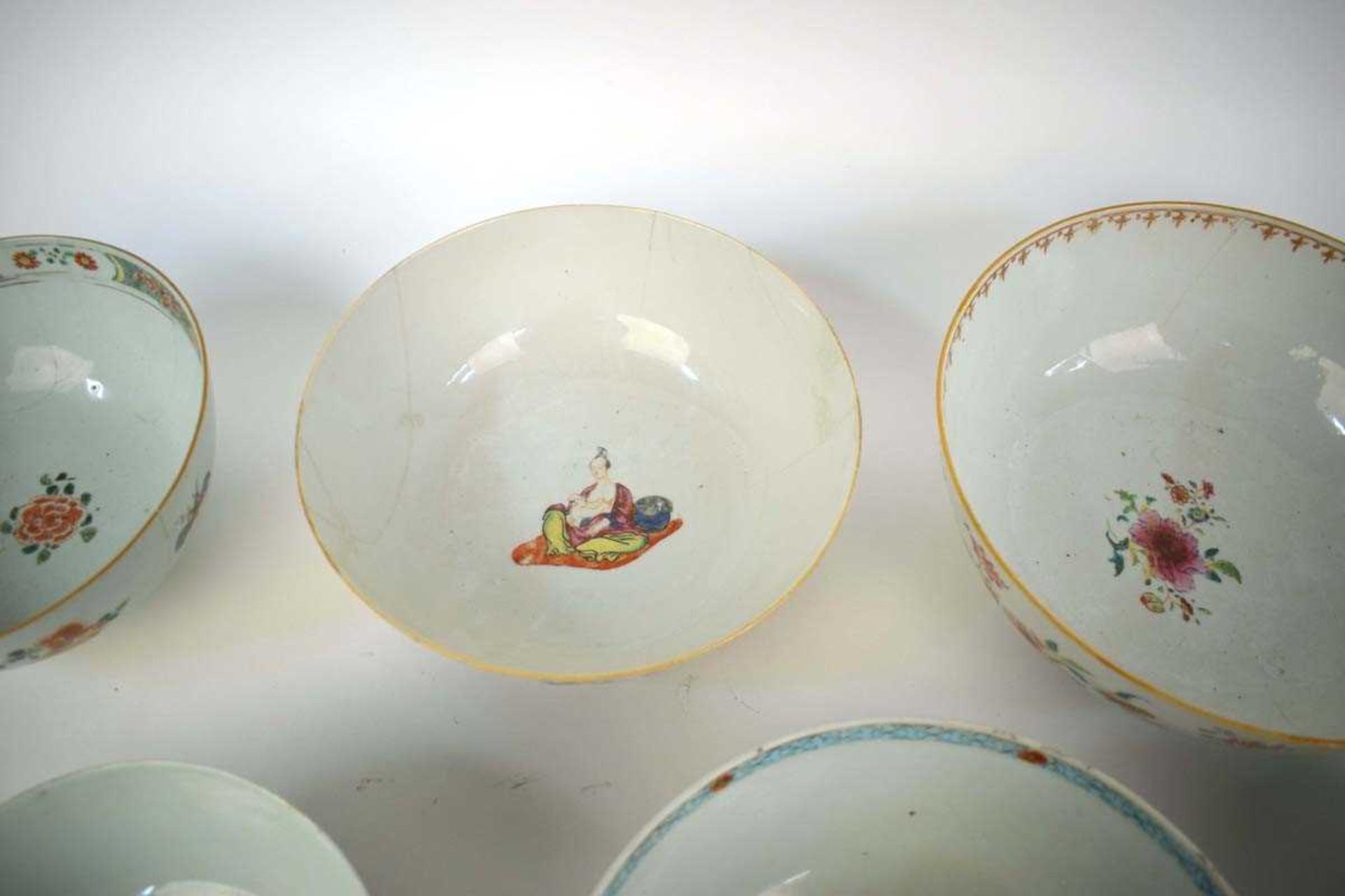 A Chinese bowl externally decorated in coloured enamels with a processional scene and centrally - Bild 4 aus 6