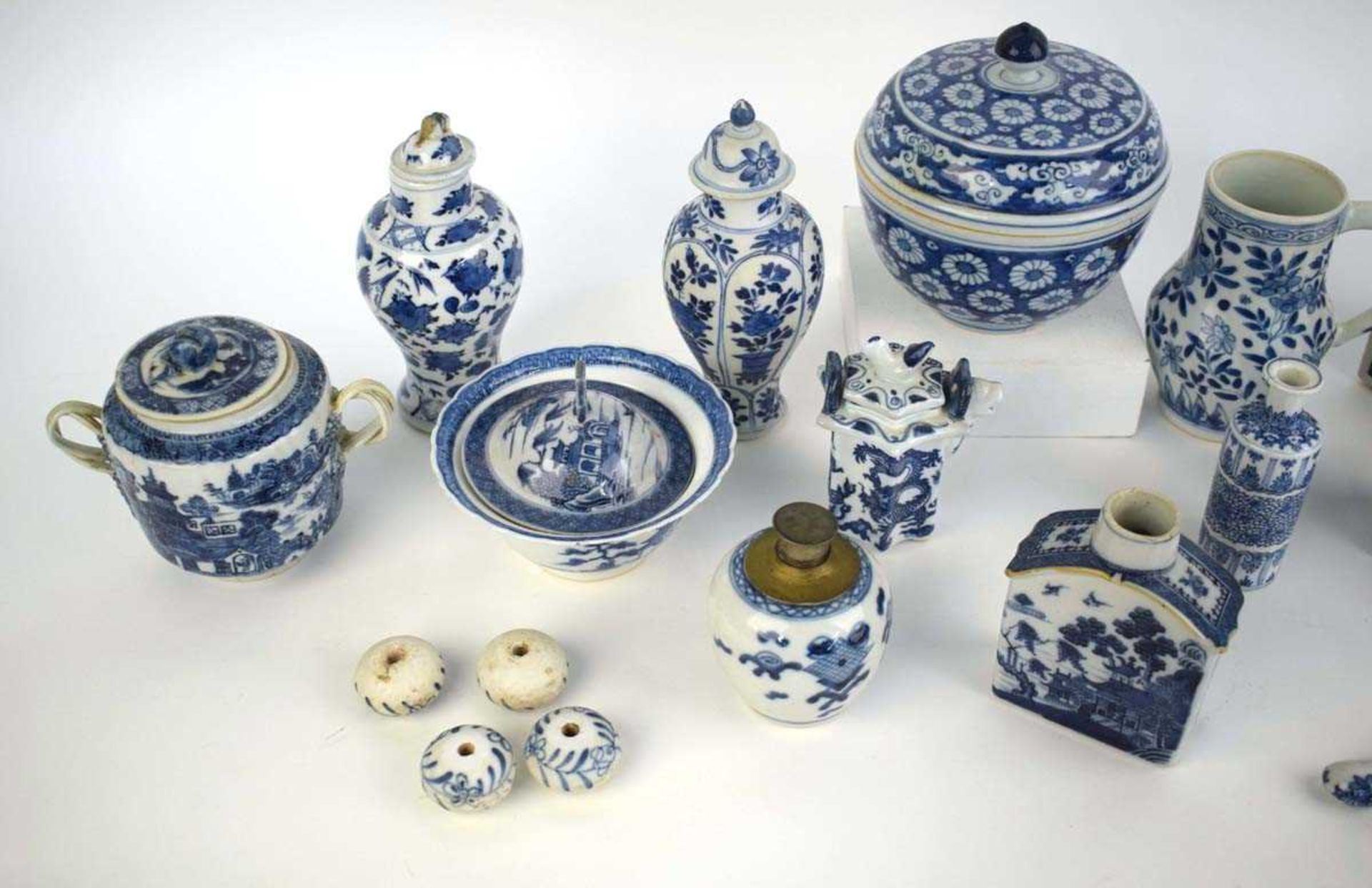 A mixed group of Chinese and other blue and white ceramics including beads, lidded vases, caddies - Bild 2 aus 82