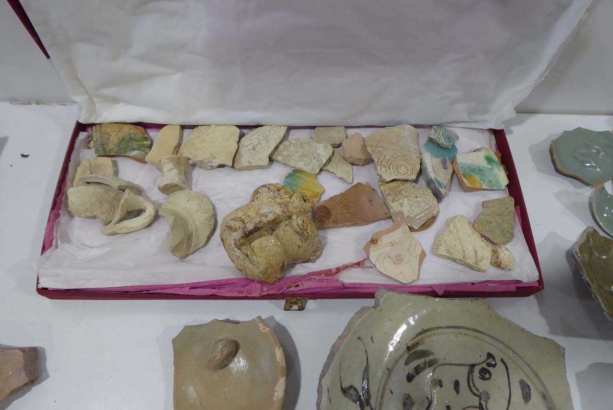 A large quantity of Chinese and other pottery fragments (qty) *from the collection of Phillip - Image 4 of 18
