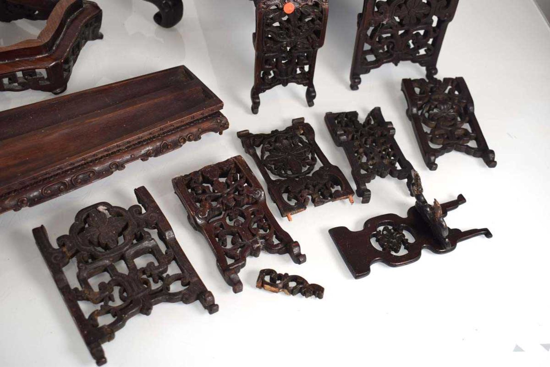 A group of Chinese carved hardwood stands and rests (12) *from the collection of Phillip Allen ( - Bild 2 aus 6