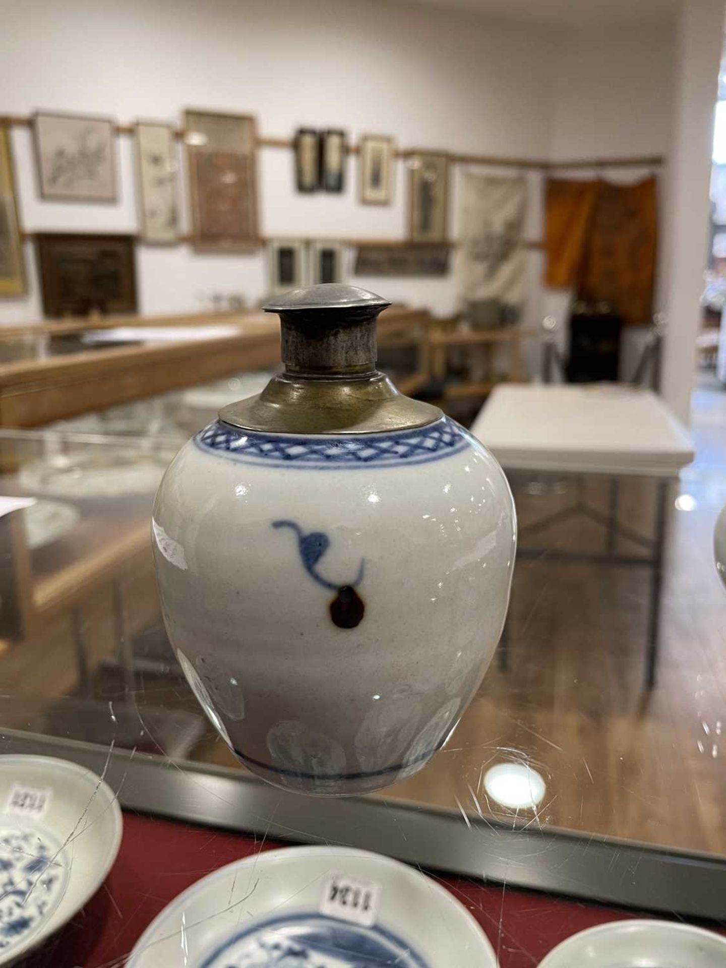 A mixed group of Chinese and other blue and white ceramics including beads, lidded vases, caddies - Bild 68 aus 82