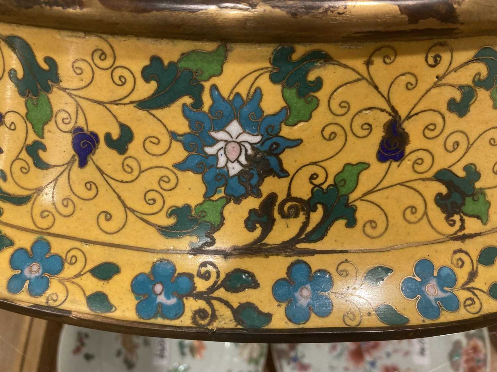 A 19th century Chinese cloisonné jardinière of oval form, decorated with floral motifs within a - Bild 13 aus 19