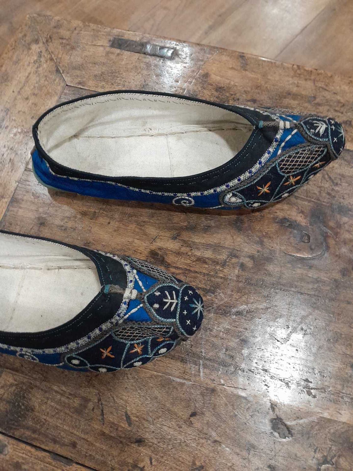 A pair of Chinese embroidered silk 'lotus' shoes, l. 11.5 cm, two further pairs of shoes and a - Bild 9 aus 14