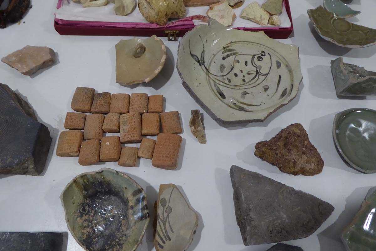 A large quantity of Chinese and other pottery fragments (qty) *from the collection of Phillip - Image 5 of 18