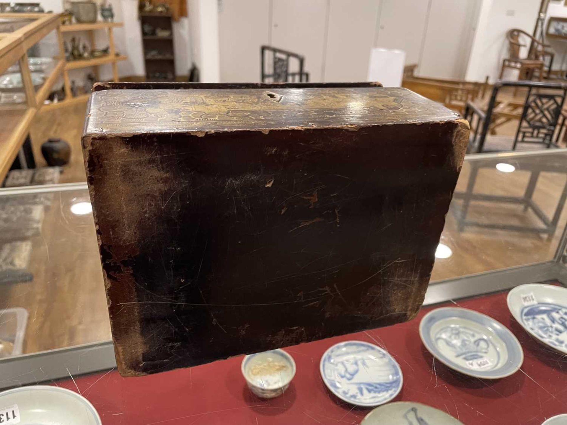 A Chinese Export lacquer work and pewter mounted caddy of rectangular form, w. 23 cm, d. 16.5 cm, h. - Bild 24 aus 33