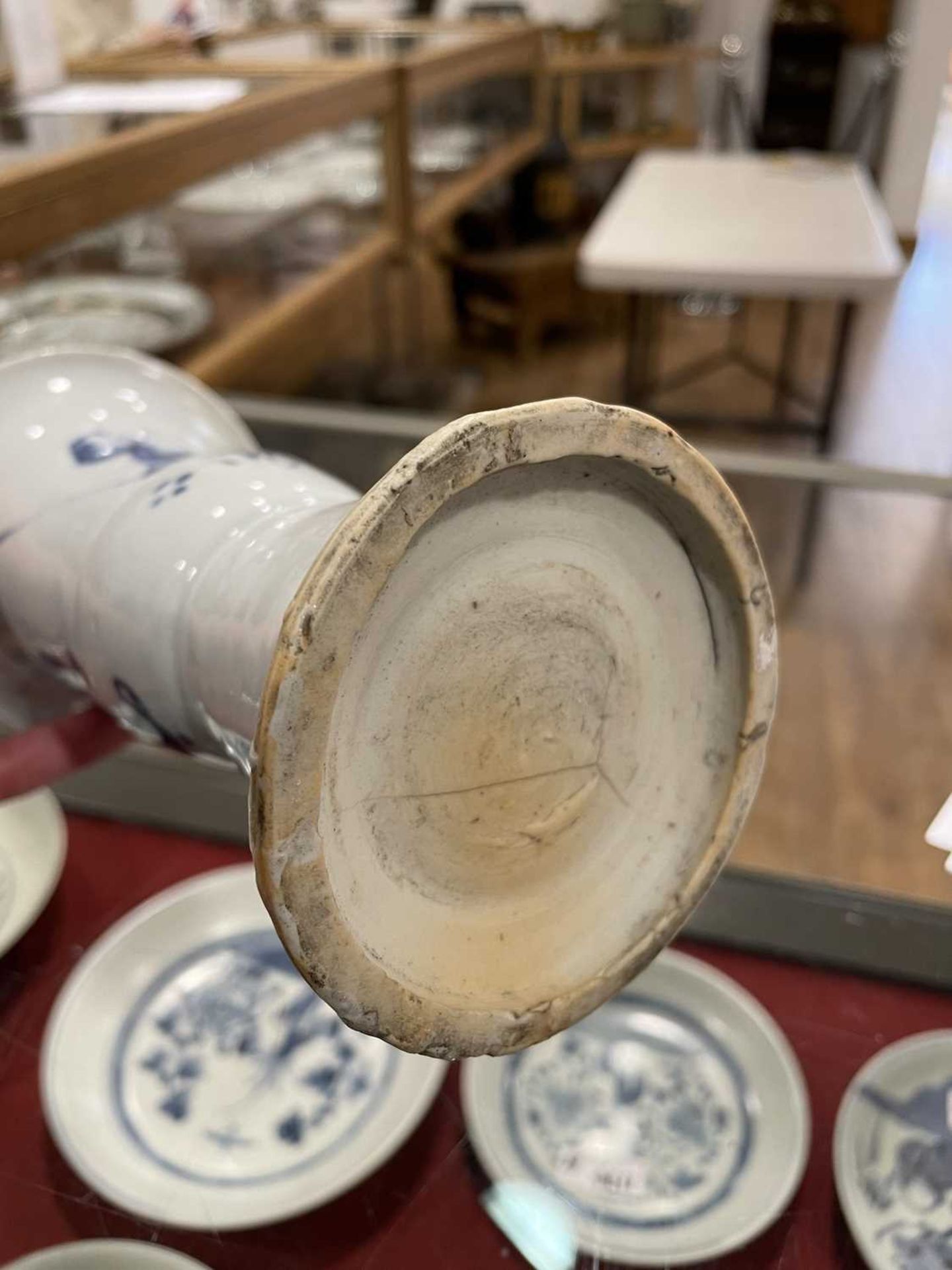 A Chinese blue and white blossom pattern brush pot of cylindrical form on a fixed hardwood base, - Bild 42 aus 54